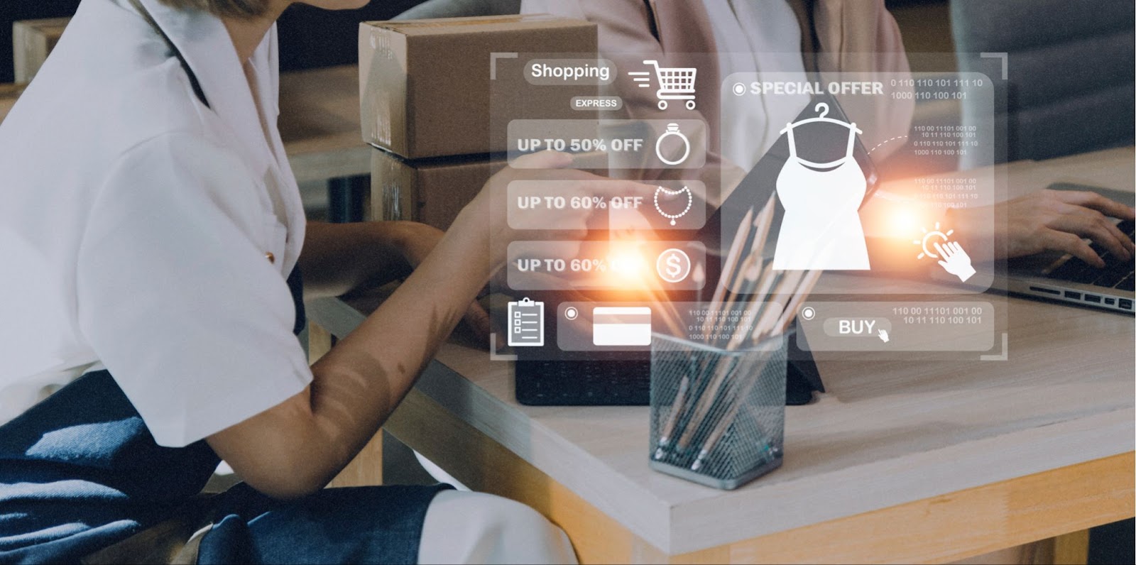 Onlinehändlerin am Schreibtisch mit Paketen und holografischer Shop-Oberfläche mit Rabatten und Angeboten