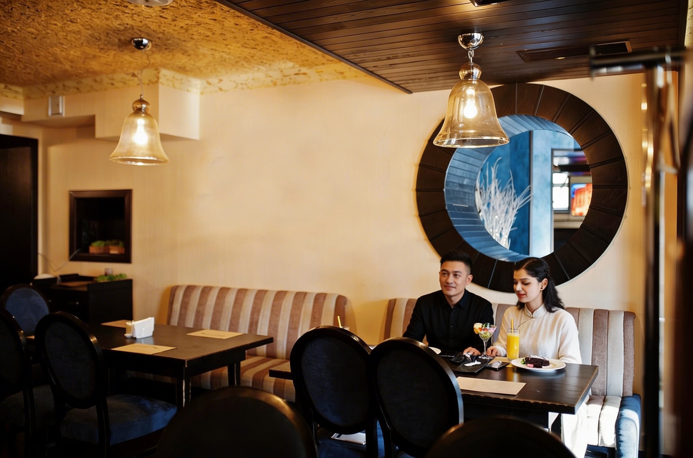 機場餐廳翻新透過暖色溫燈光與數碼牆身設計,打造具備藝術空間格調的高級餐飲體驗Airport restaurant renovation upgrading visual experience with warm lighting and digital display in art space concept