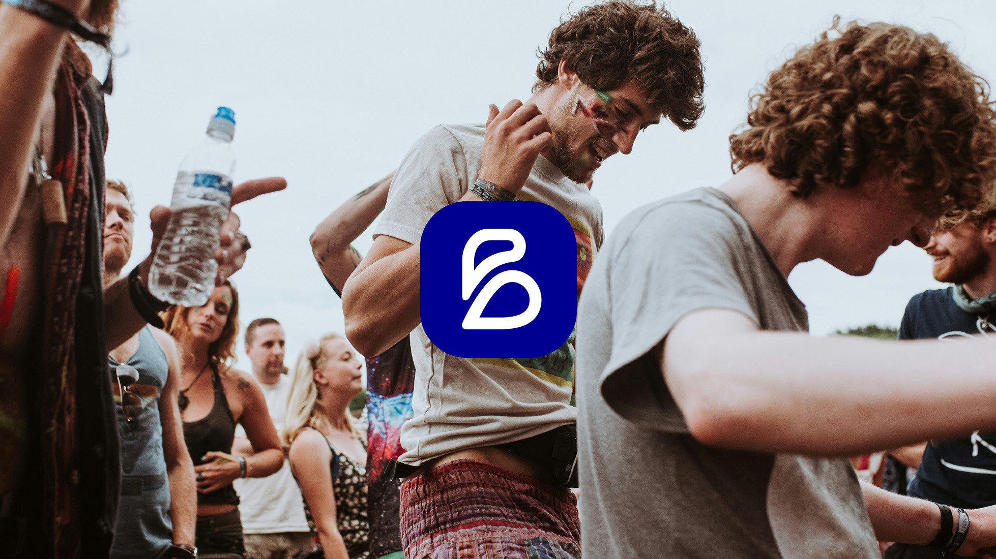 Logo Beeven, sur une photo de jeunes en train de danser.