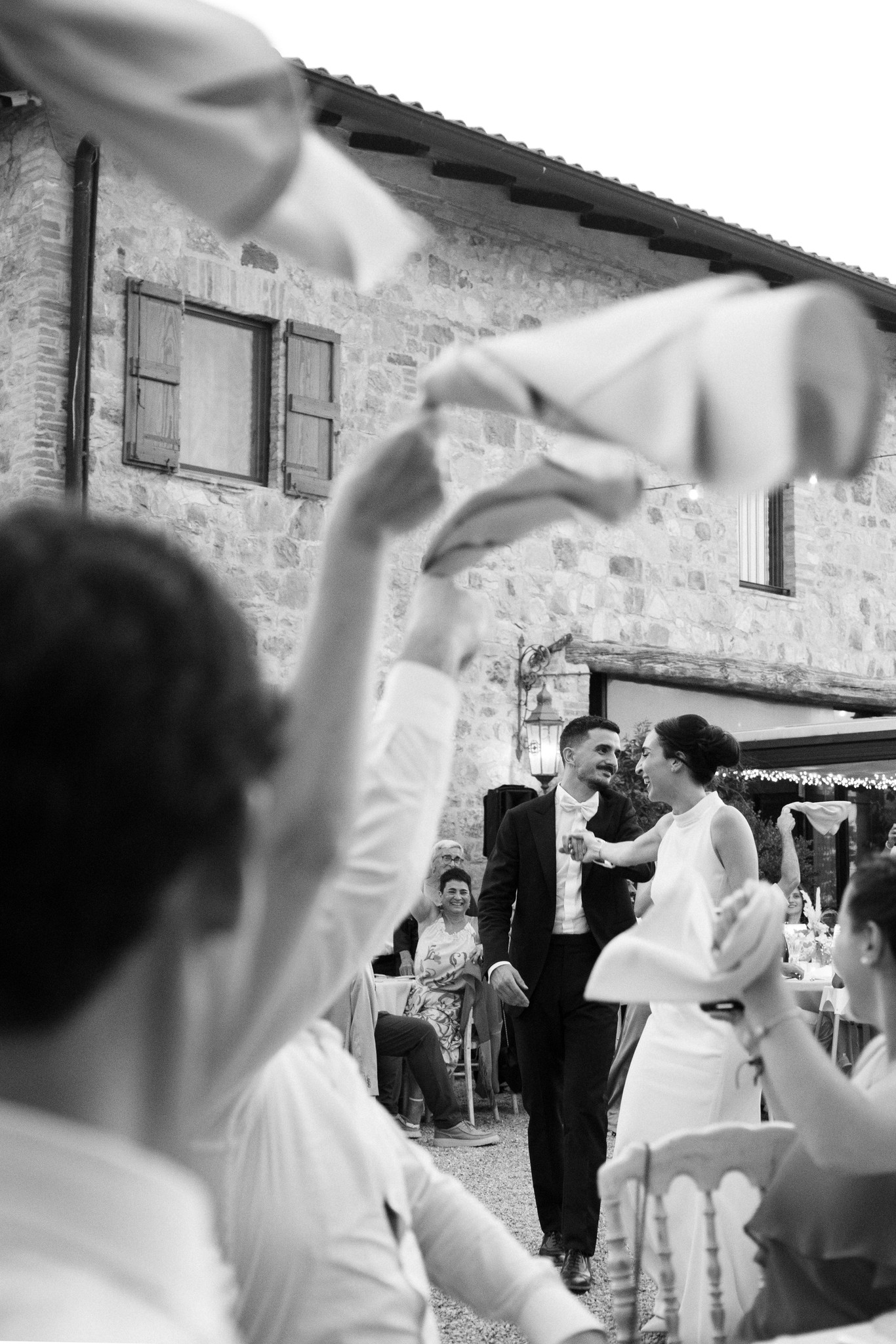Sposa sollevata tra le braccia degli ospiti nel cortile di Montebello, momento di festa dopo la cerimonia matrimoniale