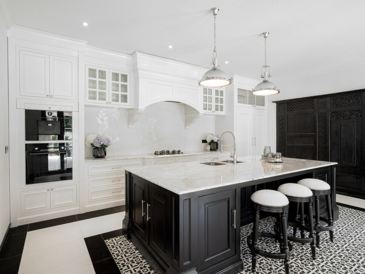 Luxurious 7-bedroom villa in central Umalas