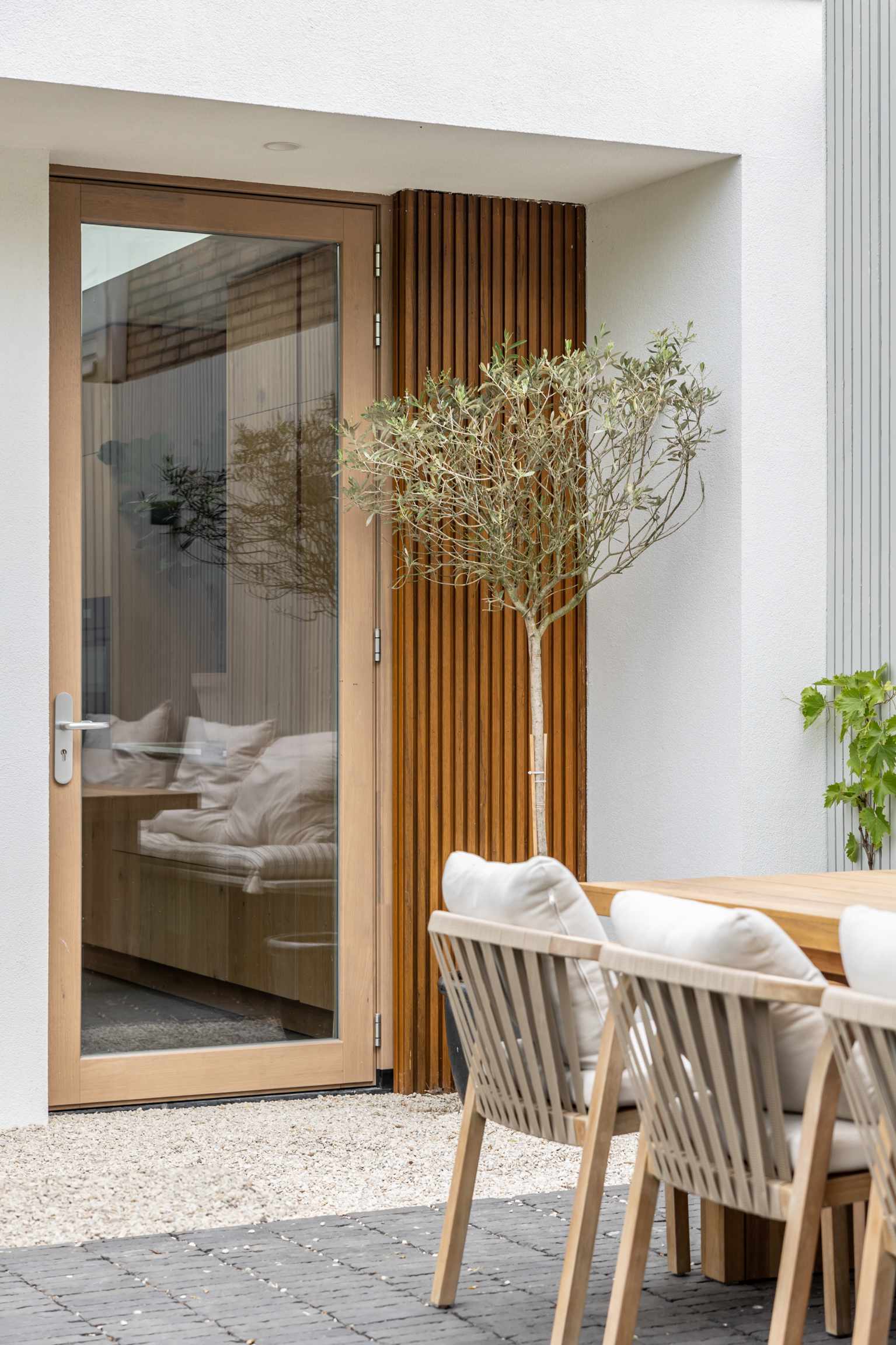 Moderne uitbouw in stucwerk en hout