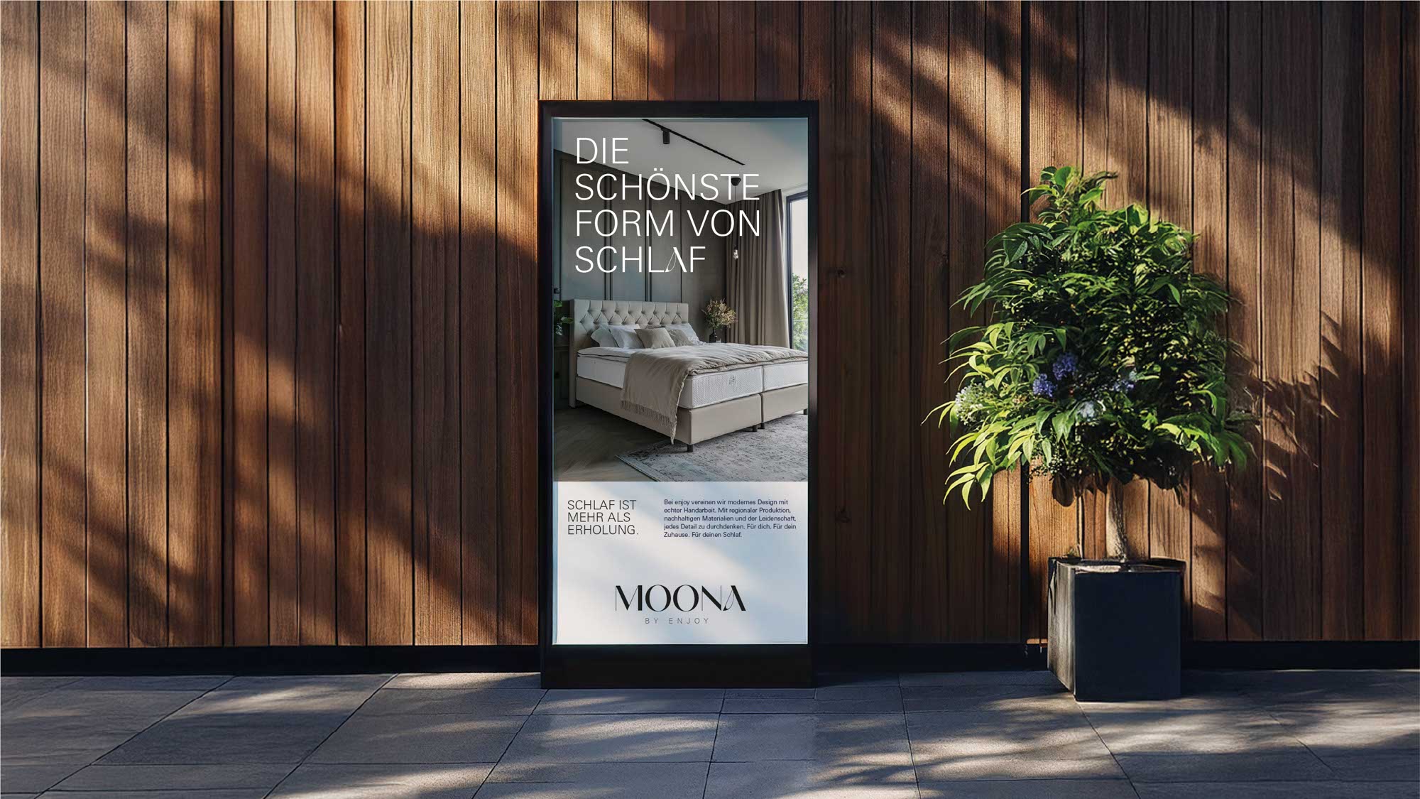 MOONA Außenwerbung – stilvolle Inszenierung im urbanen Raum mit emotionalem Markenzitat