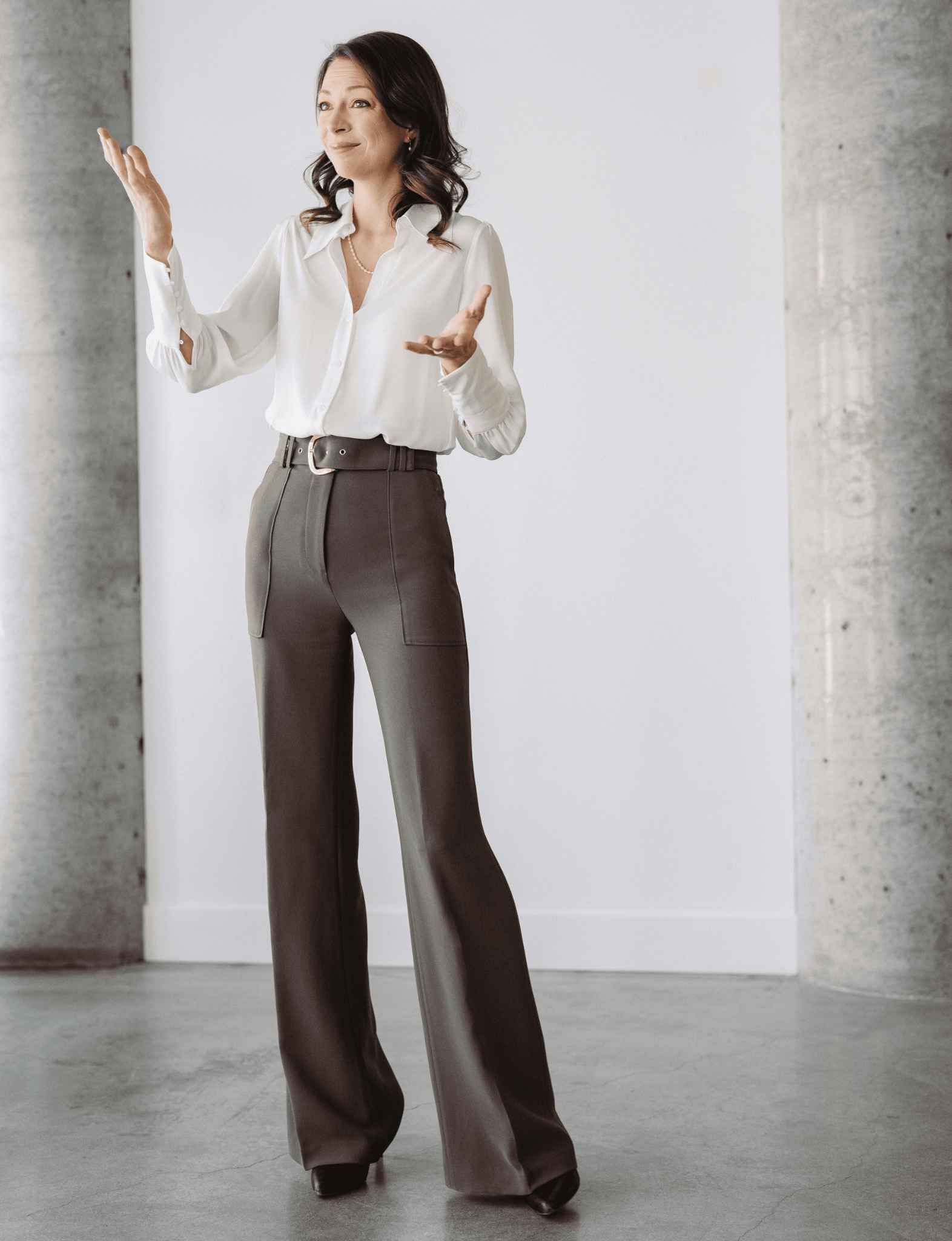 Andréanne Martin, conférencière experte en santé du microbiote, sur scène lors d'un événement de vulgarisation scientifique pour les entreprises.