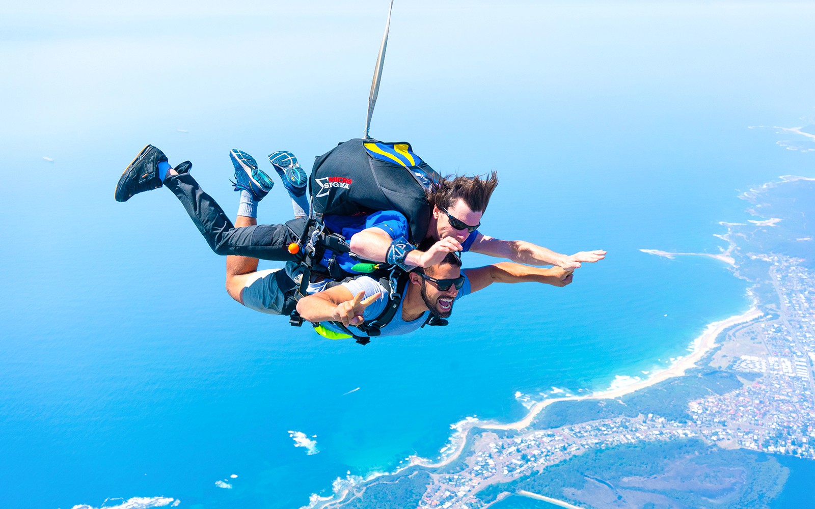 Lancio in tandem con il paracadute sopra Newcastle Beach, Sydney, con vista sull'oceano.