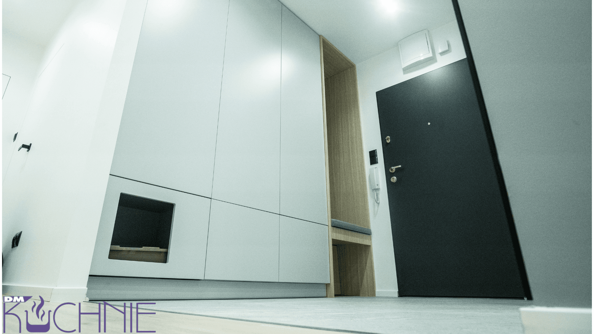 Szafy na wymiar Warszawa – funkcjonalna zabudowa przedpokoju z miejscem do przechowywania