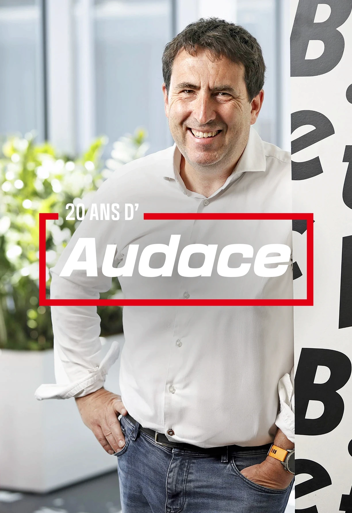 Betclic Group - Portrait d’un homme souriant avec texte 20 ans d'audace