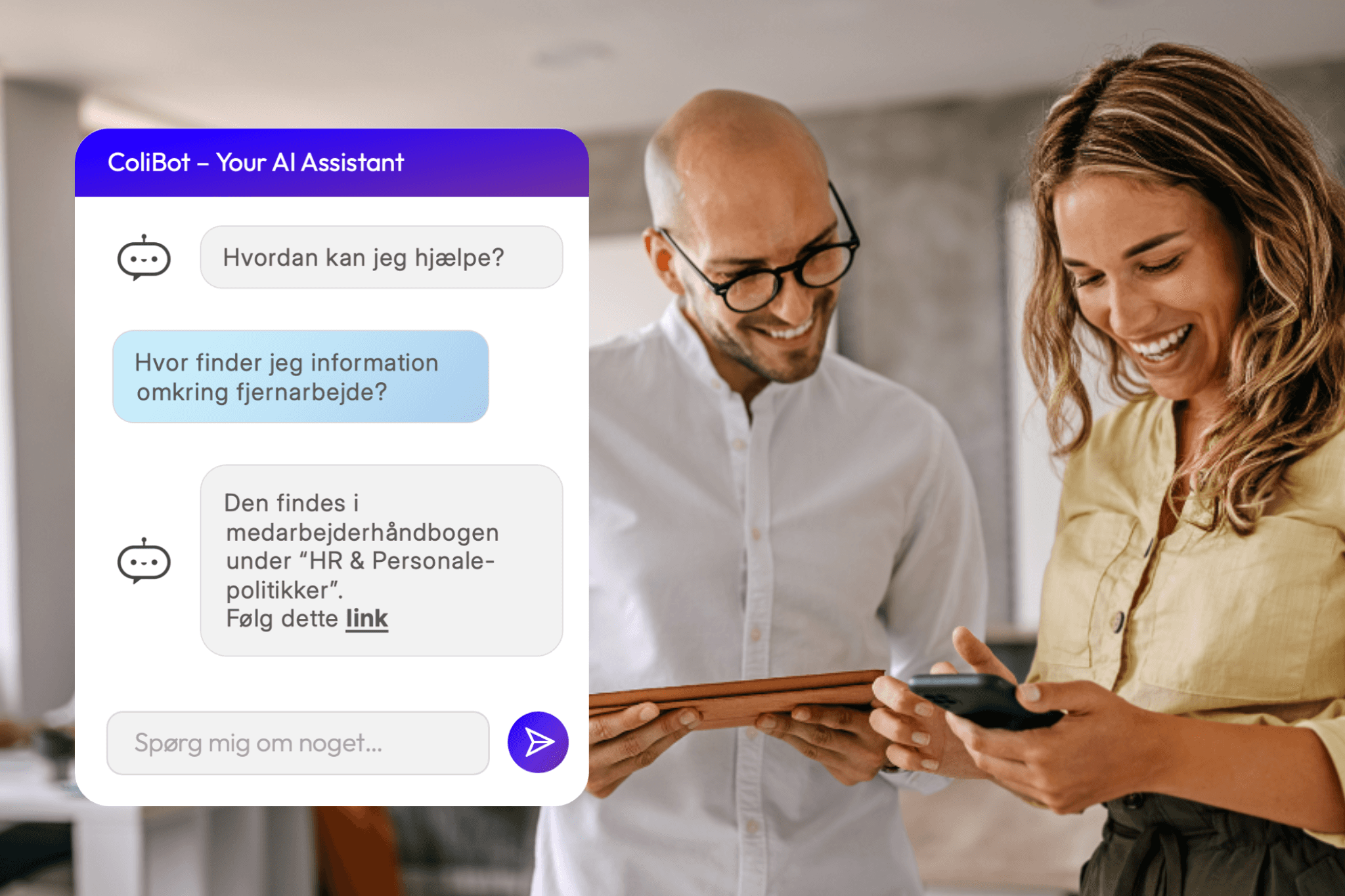 Pige på et lager, der kigger på sin telefon og smiler