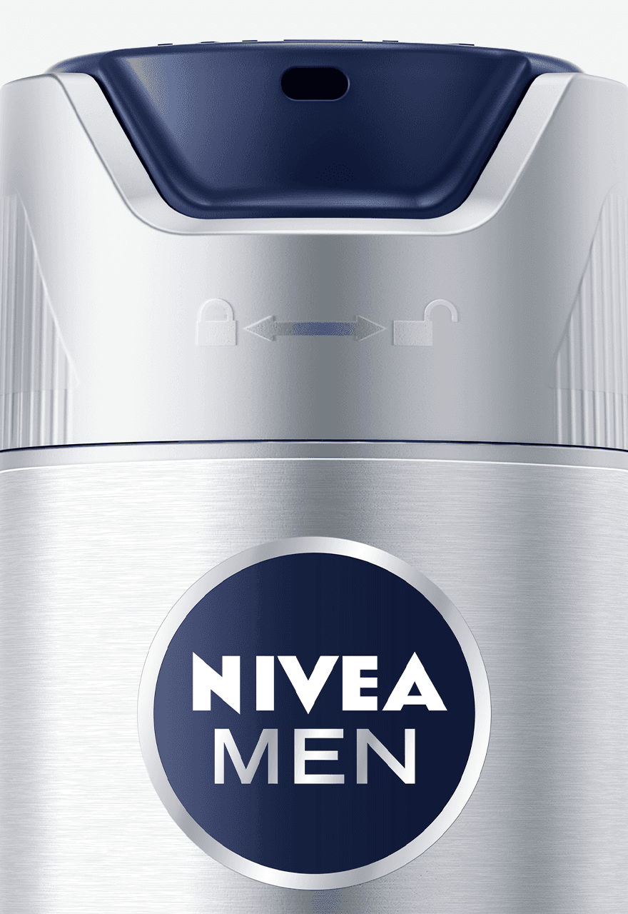 Innenansicht des tegut… teo mit einer großen Selbstbedienungskasse im Vordergrund und dem gewölbten, hölzernen Innenraum mit gut gefüllten Regalen im Hintergrund.