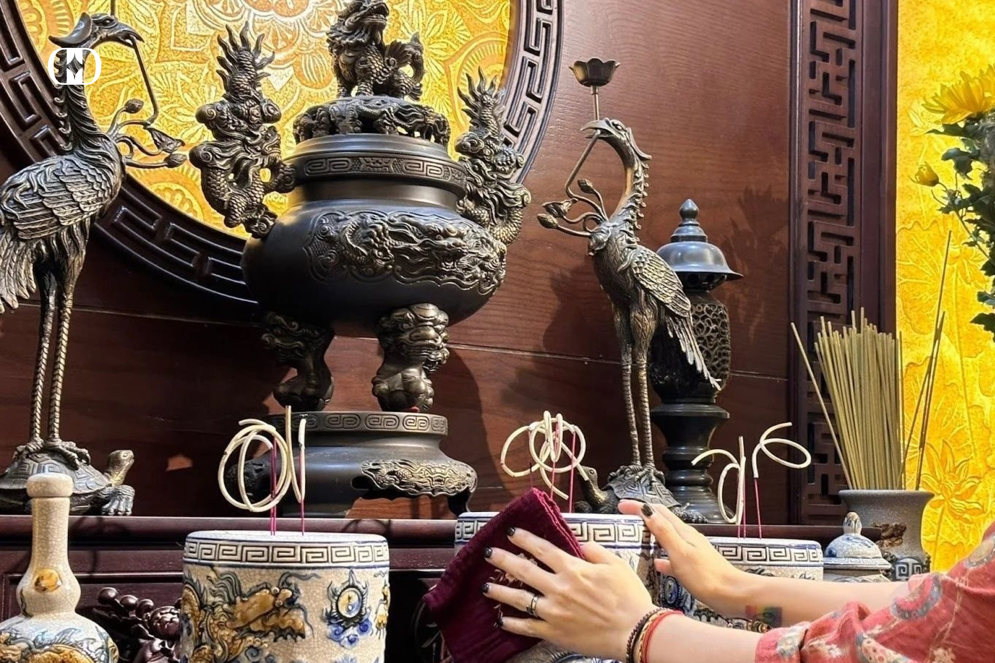 có nên thắp hương vào 12 giờ trưa không
