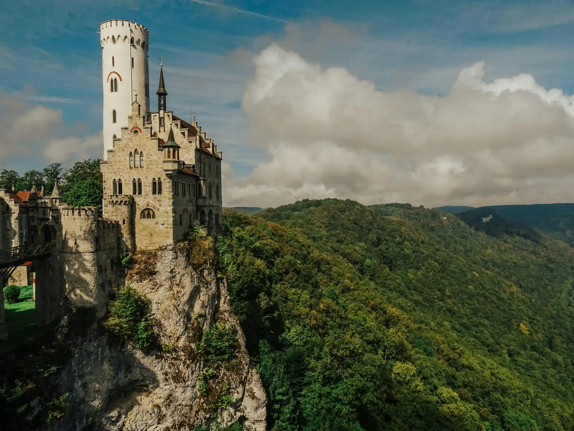 Schloss Lichtenstein auf dem Albtrauf über dem Echaztal
