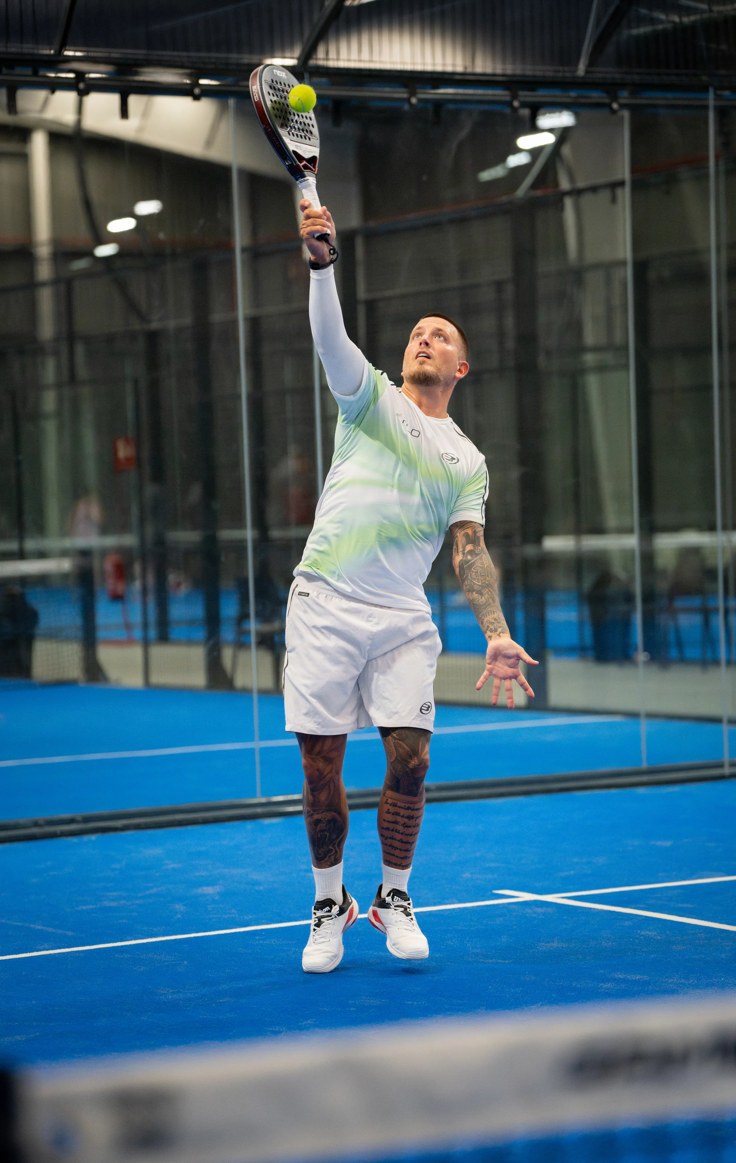 Ataque al cristal posterior en el Oysho Smash Padel Open, fotografía pádel indoor Gavà 2026