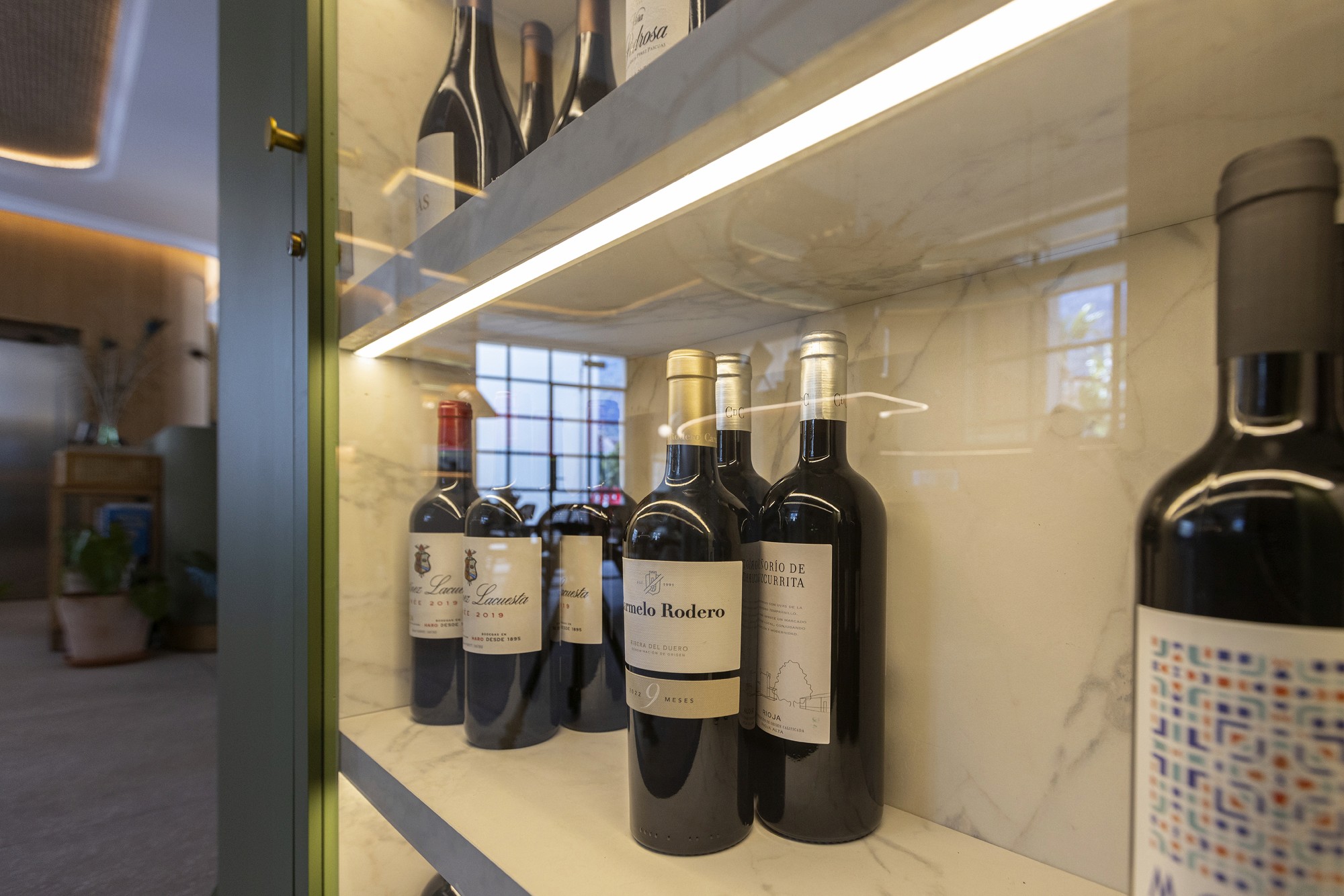 Botellas de vino tinto en la vinoteca del Alcázar