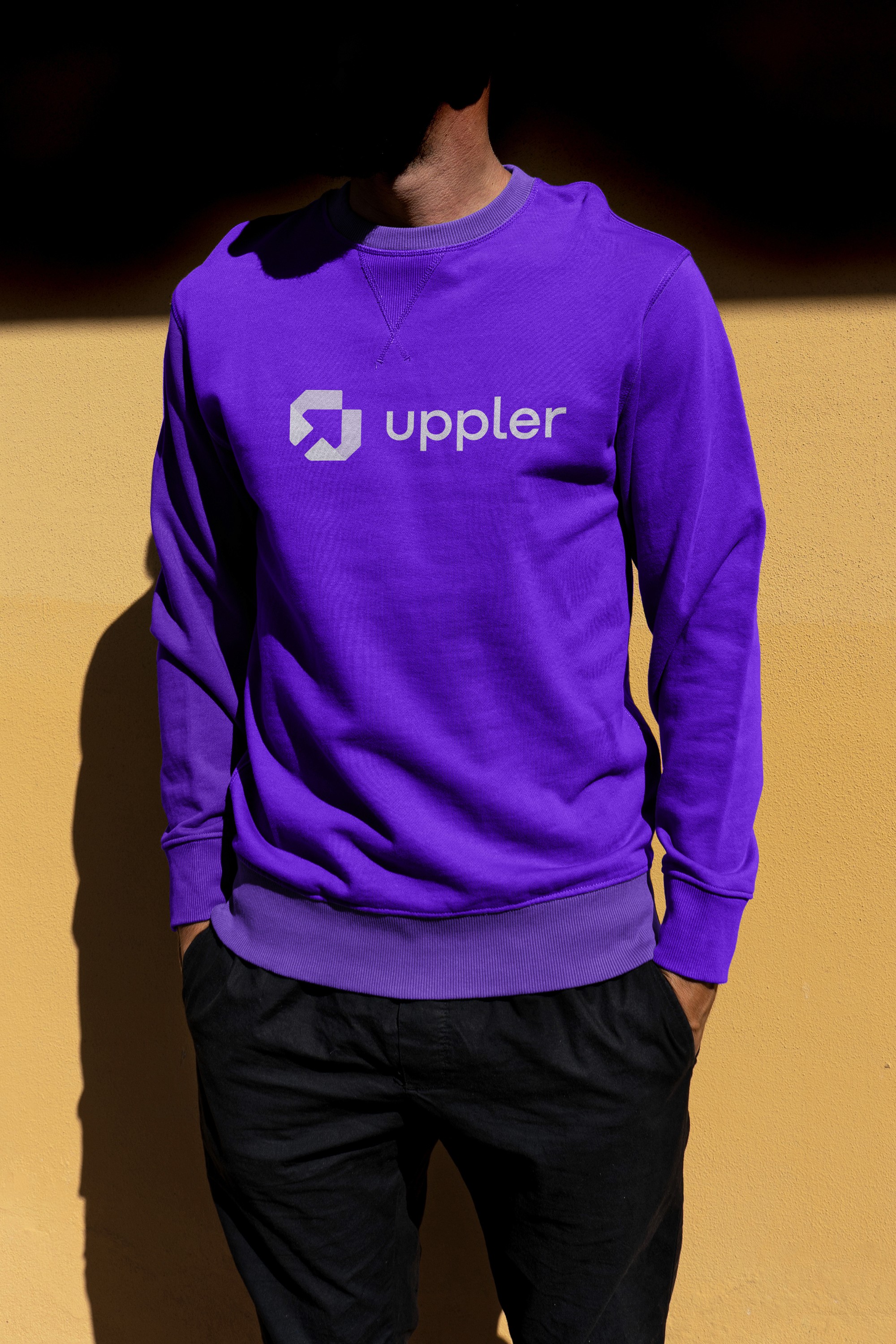 Moletom roxo com logotipo