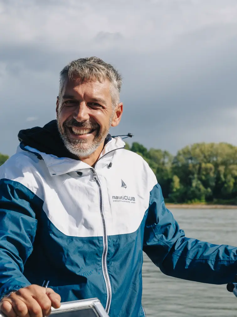 Persönlicher nautiCLUB Skipper bei der praktischen Bootsausbildung