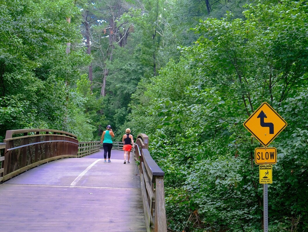 feet of a woman walking to work out, showing how many miles to walk a day to lose weight