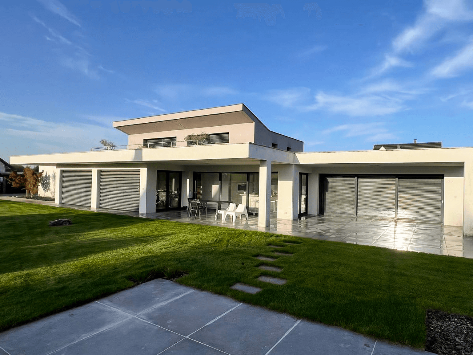 Aménagement paysager haut de gamme à Rosenau avec pelouse et terrasse béton