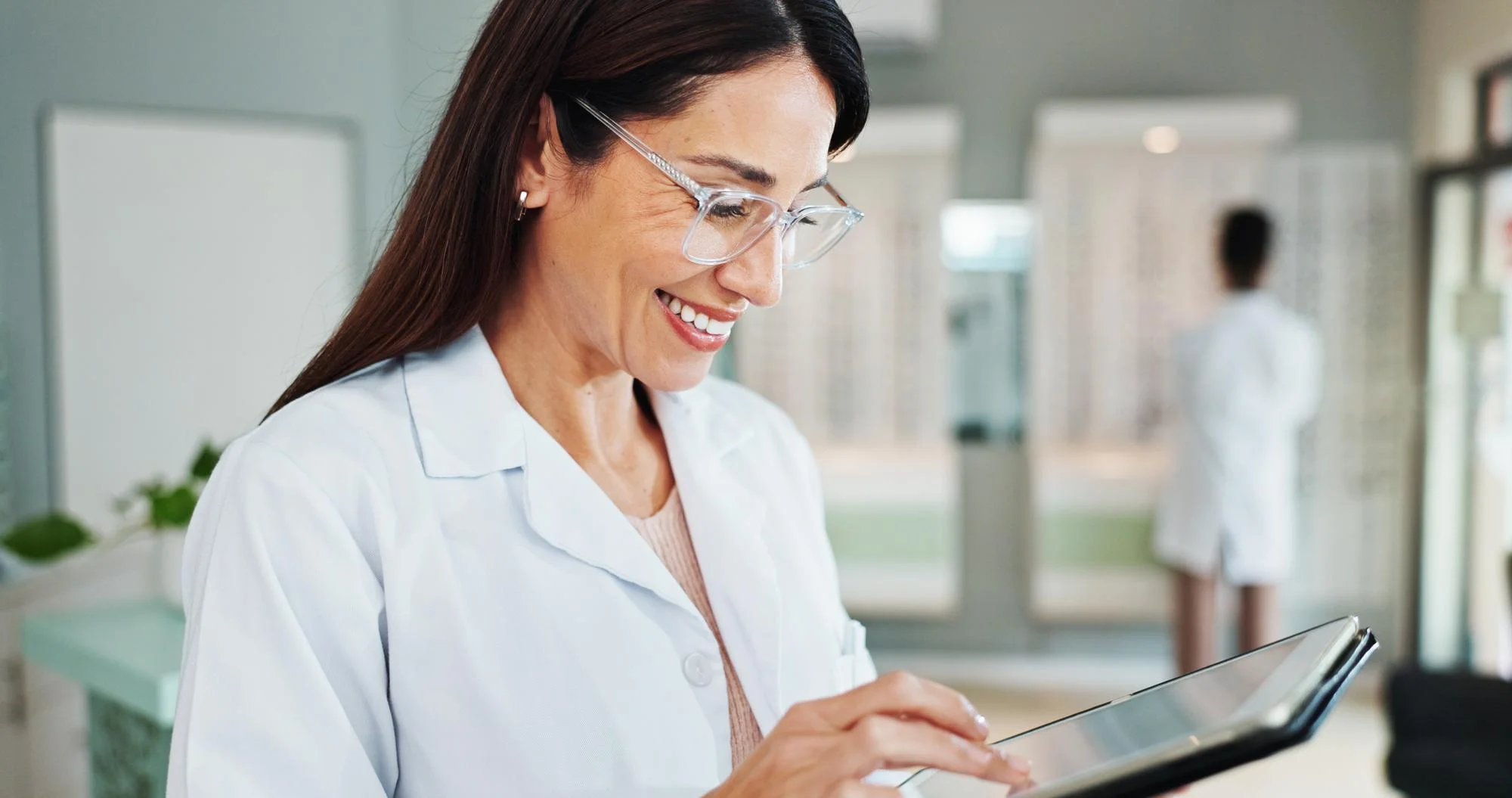 Ärztin mit Tablet in der Klinik