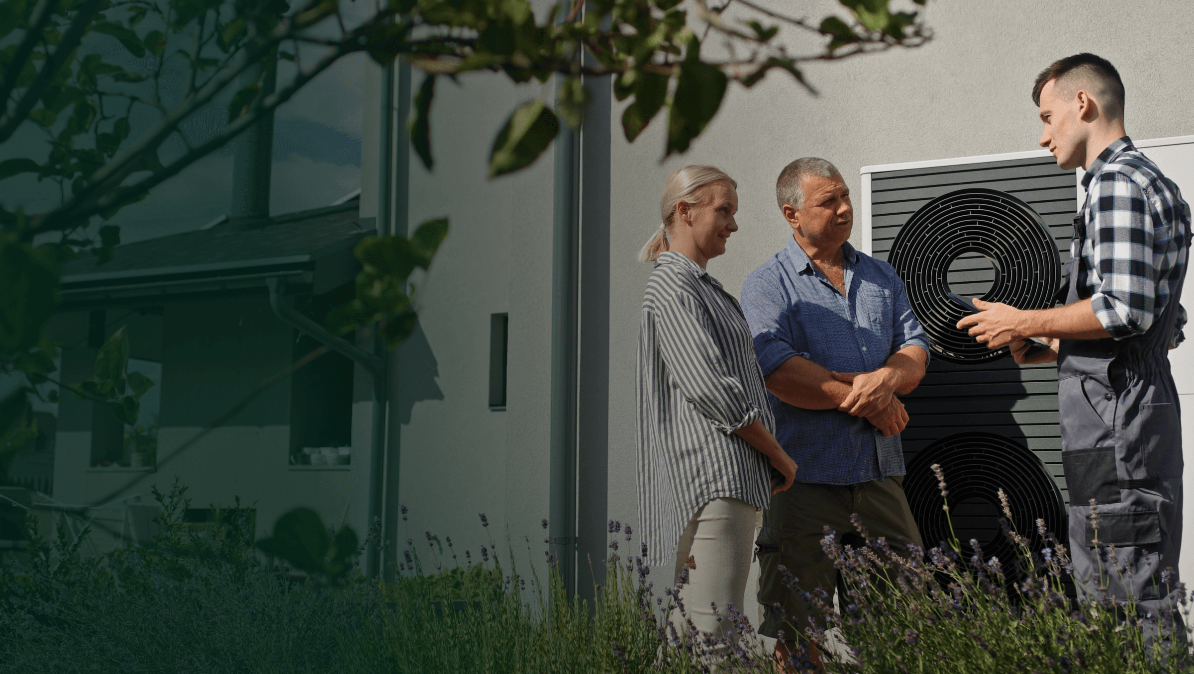 Wärmepumpe von Vaillant im Einsatz: Viathermo-Fachkraft demonstriert dem Kunden die Funktionsweise