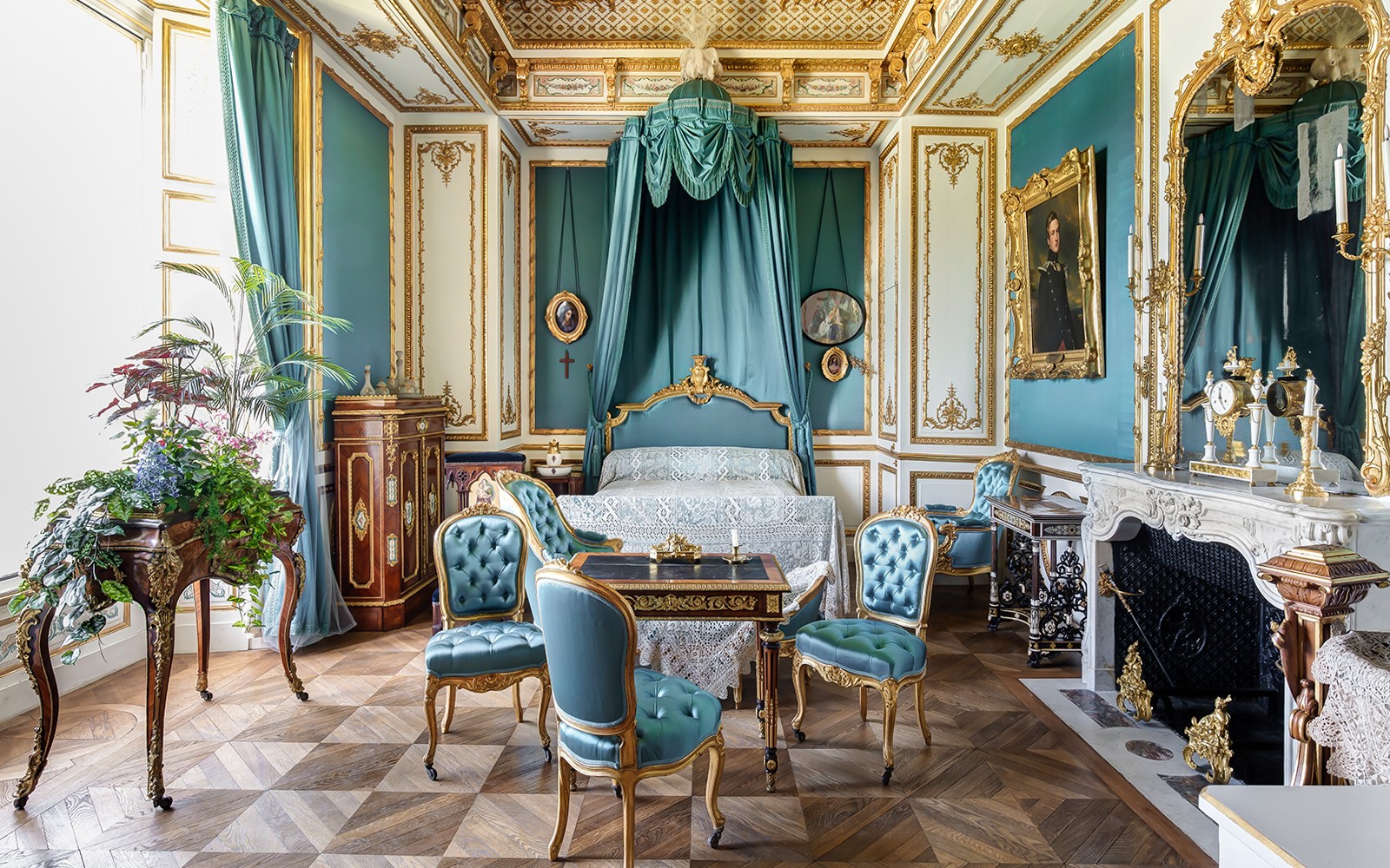 尚蒂伊城堡华丽的房间,配有古董家具和装饰细节。