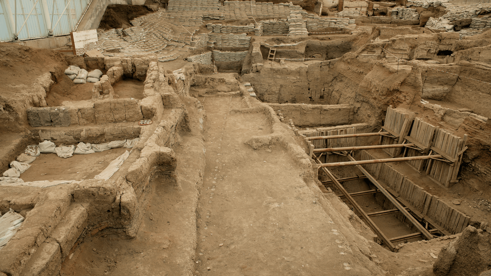 Archaeological excavations at Çatalhöyük, Türkiye’s Neolithic settlement and UNESCO World Heritage Site, revealing ancient mudbrick houses and early urban life.