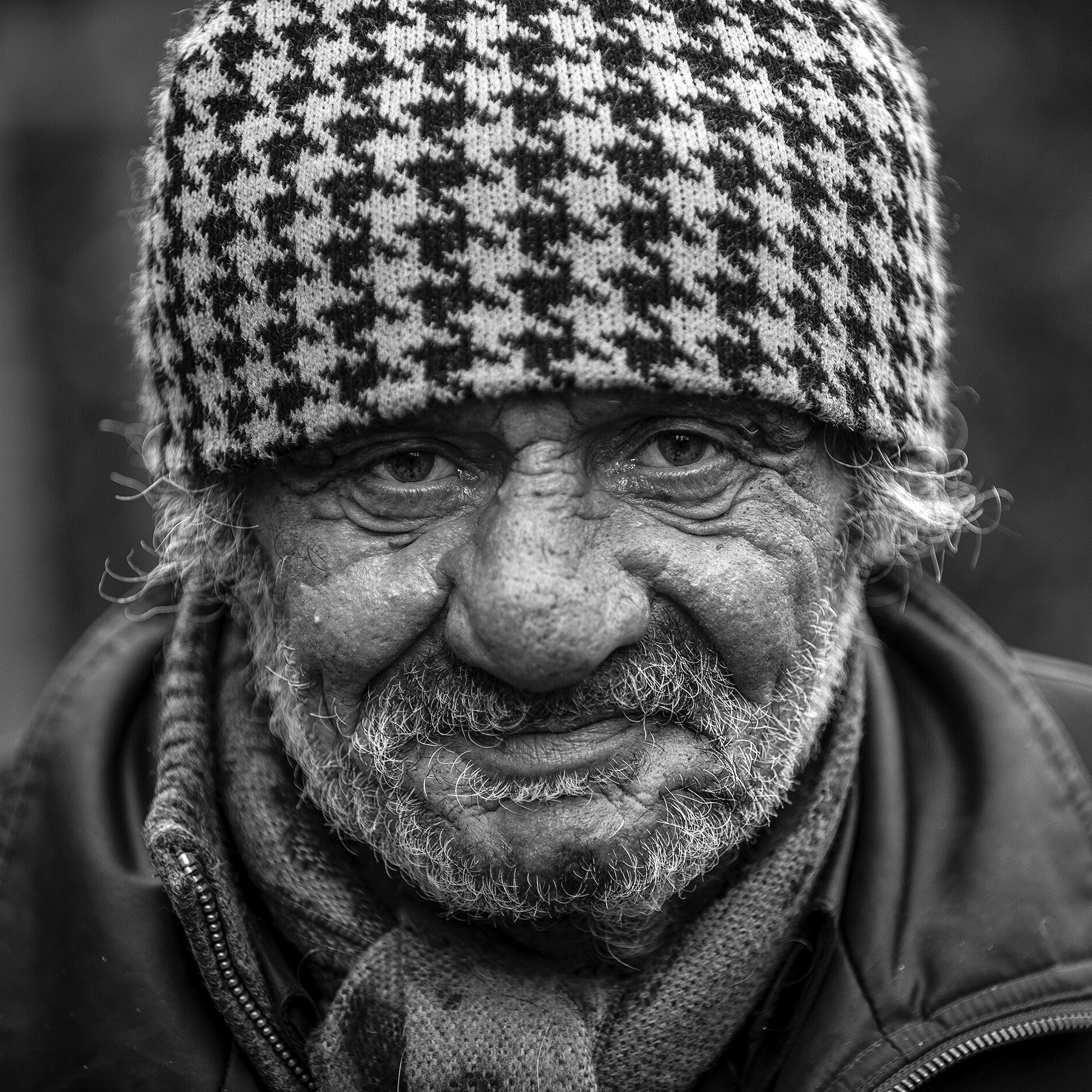 Frederic Bourcier, photographe documentaire, réalise des portraits d’un sans domicile fixe qui vient régulièrement lui rendre visite à son atelier. A travers ces photos, on peut voir les saisons , son humeur et surtout son état de fatigue.