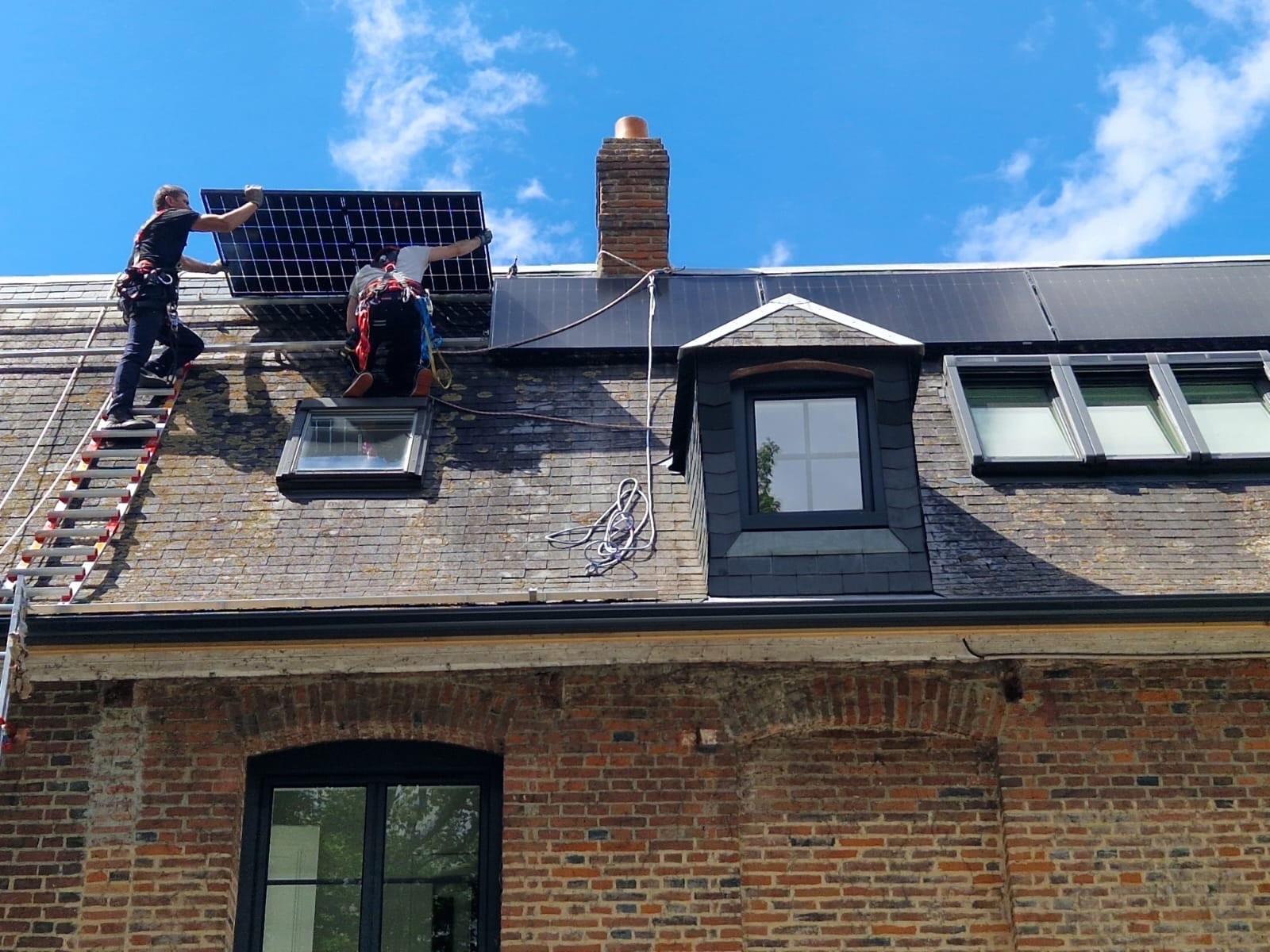 photo d'une installation en cours par Solarock