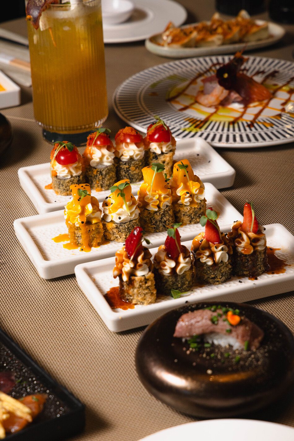 Makis croustillants garnis de chantilly, mangue et fraise