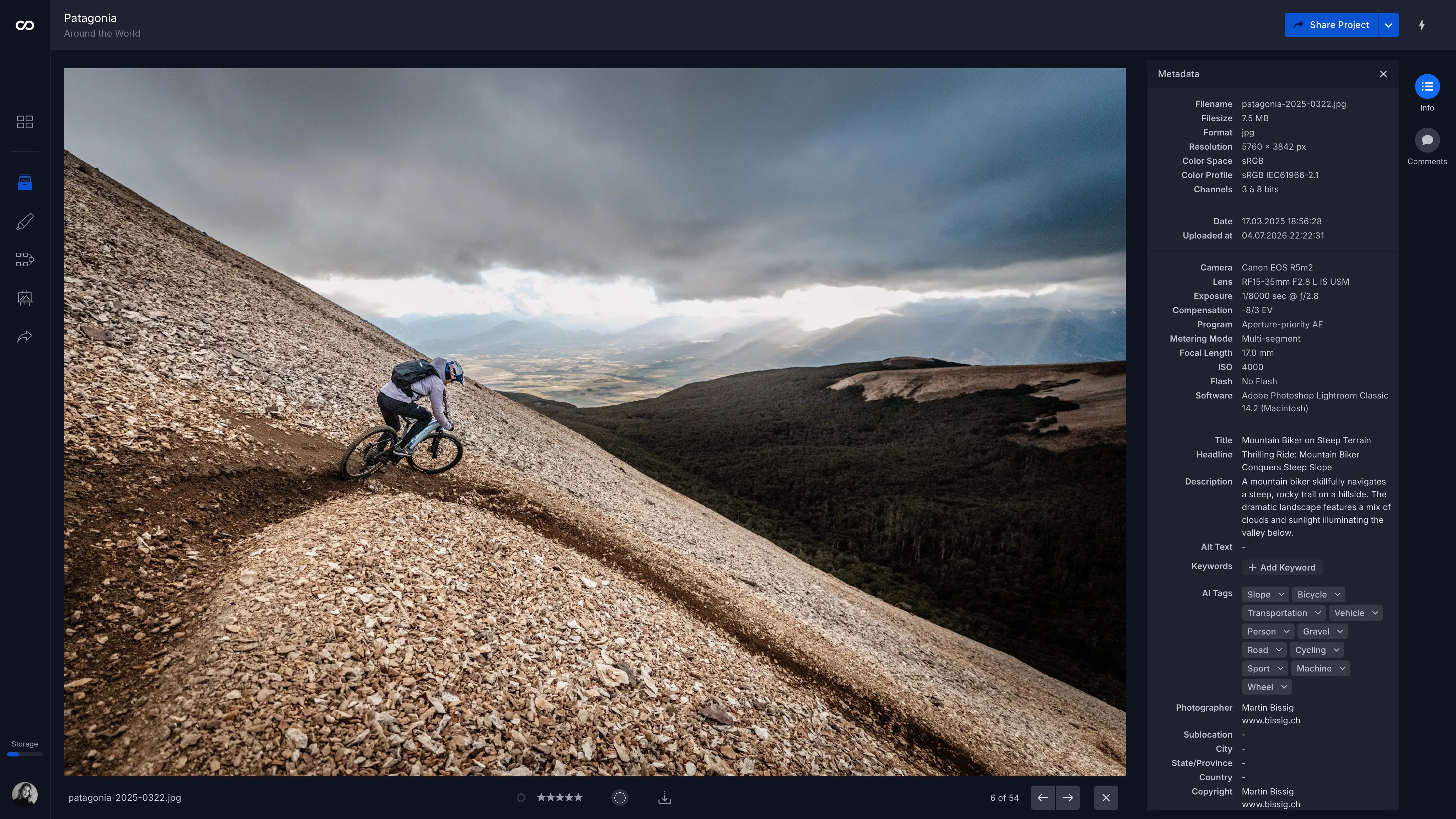 Die moodcase Library-Detailansicht des Projekts Patagonia. Das Bild füllt den Rahmen, während das Info-Panel maschinell vorgeschlagene AI Tags wie Slope, Bicycle, Gravel und Cycling über Fotograf und Copyright auflistet; die von Hand geschriebenen Felder Alt-Text und Keywords sind noch leer.
