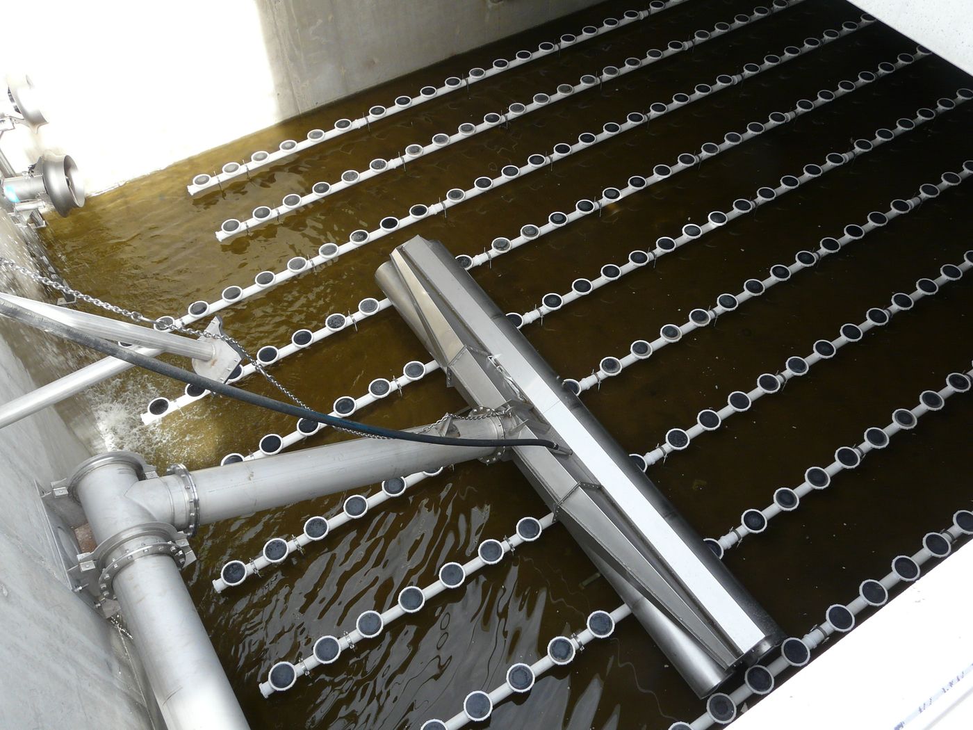 BIODEC S 400 decanter troughs above the aeration grid in a drained SBR basin