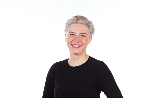 ein portrait von ener frau mit kurzen haaren
