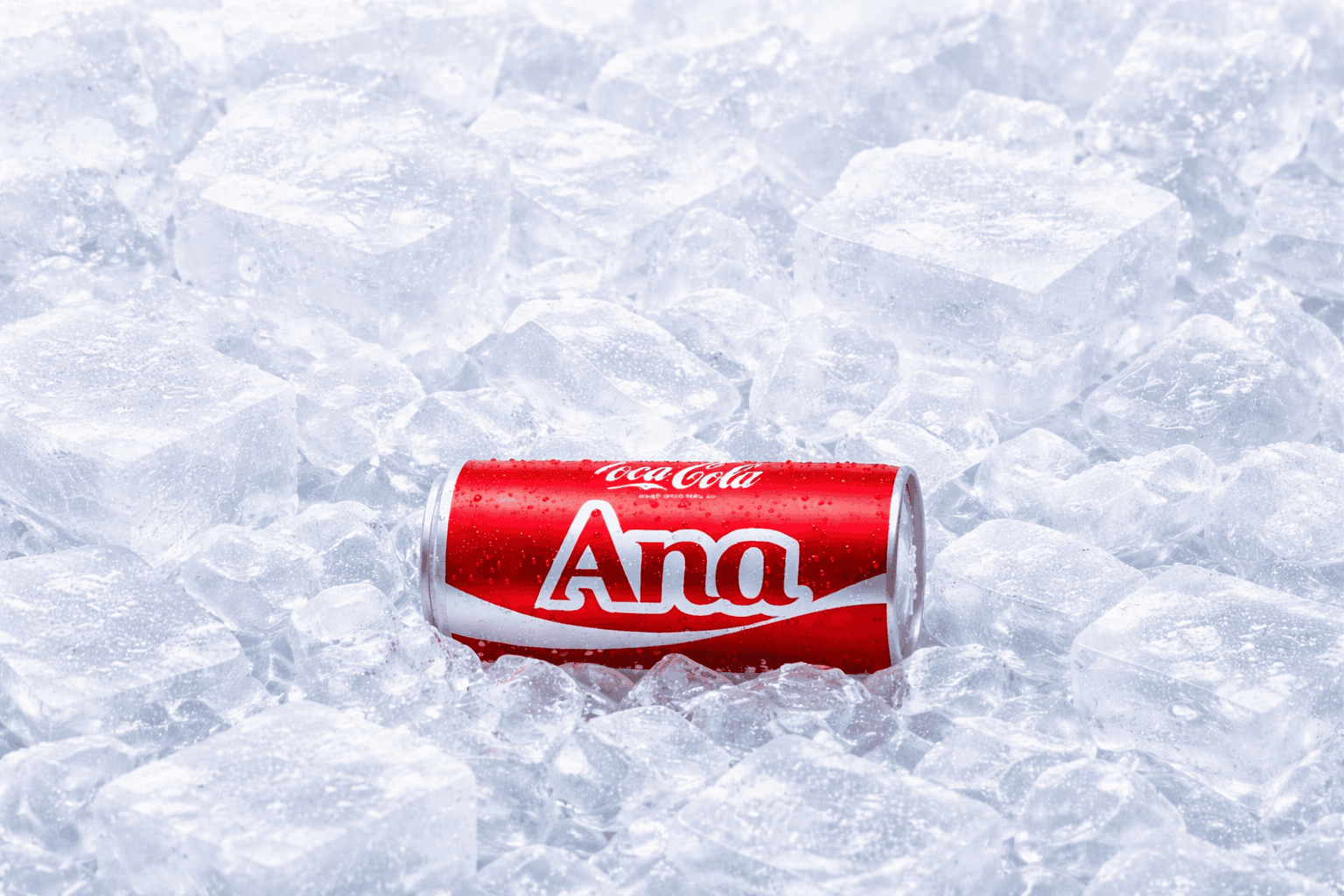 Doză Coca-Cola cu nume personalizat între cuburi de gheață