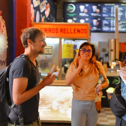 Mga tao na kumakain ng churros at nagtatawanan nang malakas