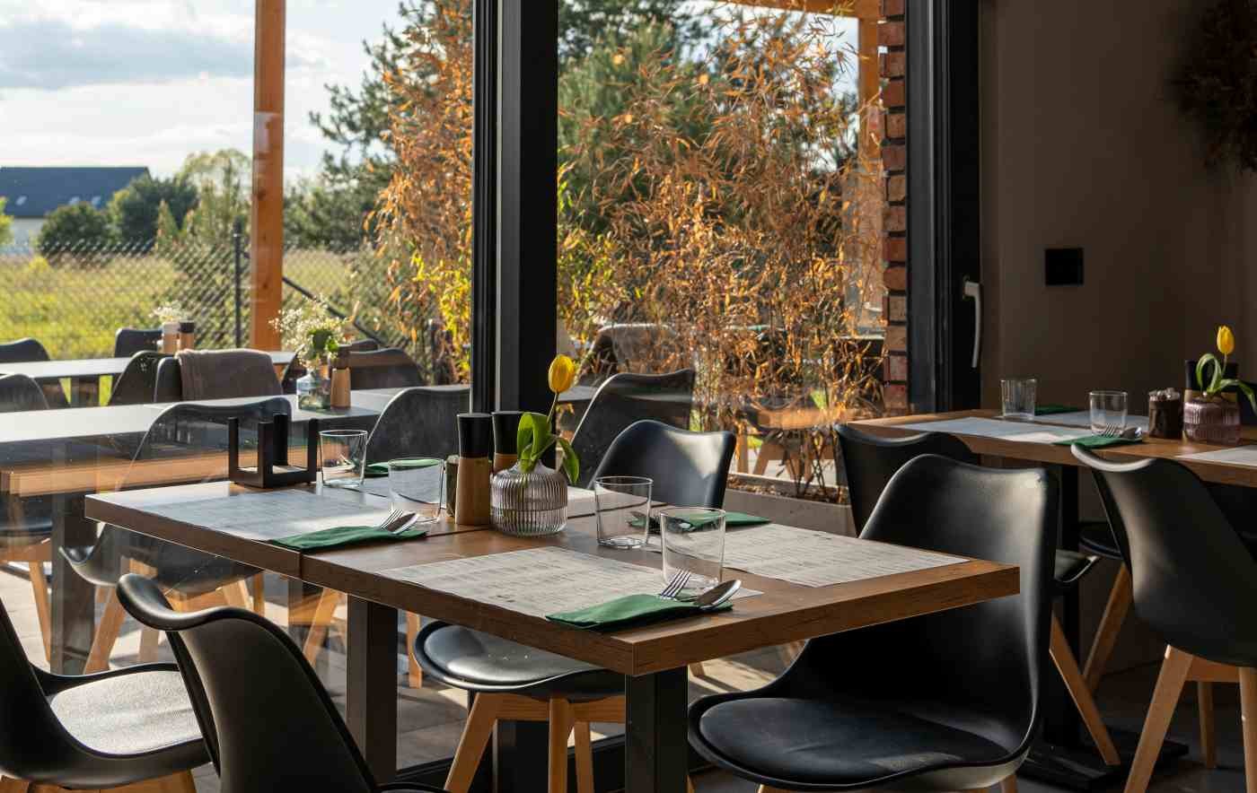 Mniejsze stoły ustawione na przyjęcie rodzinne w restauracji