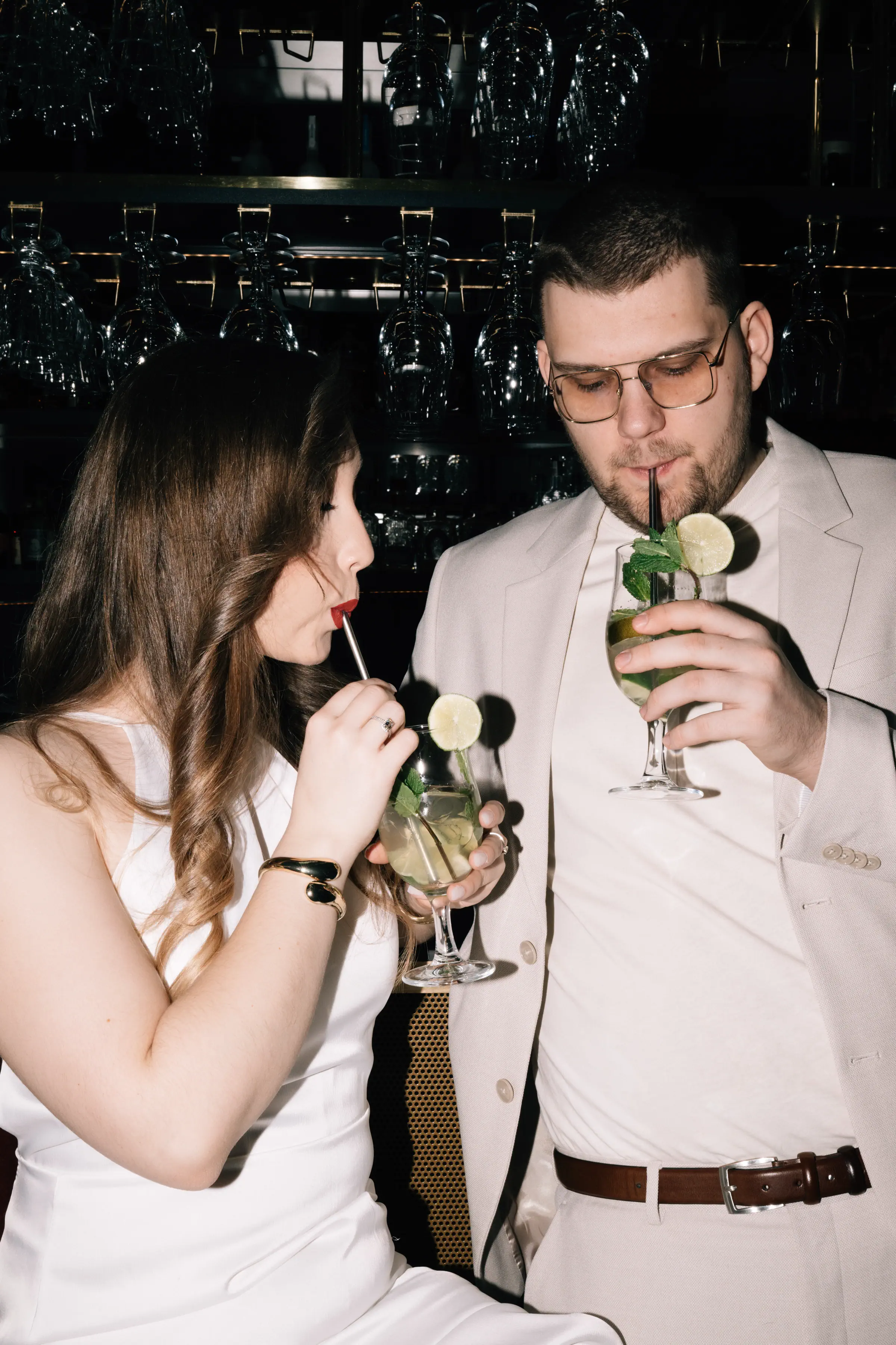 Julia i Kajetan z drinkami przy barze