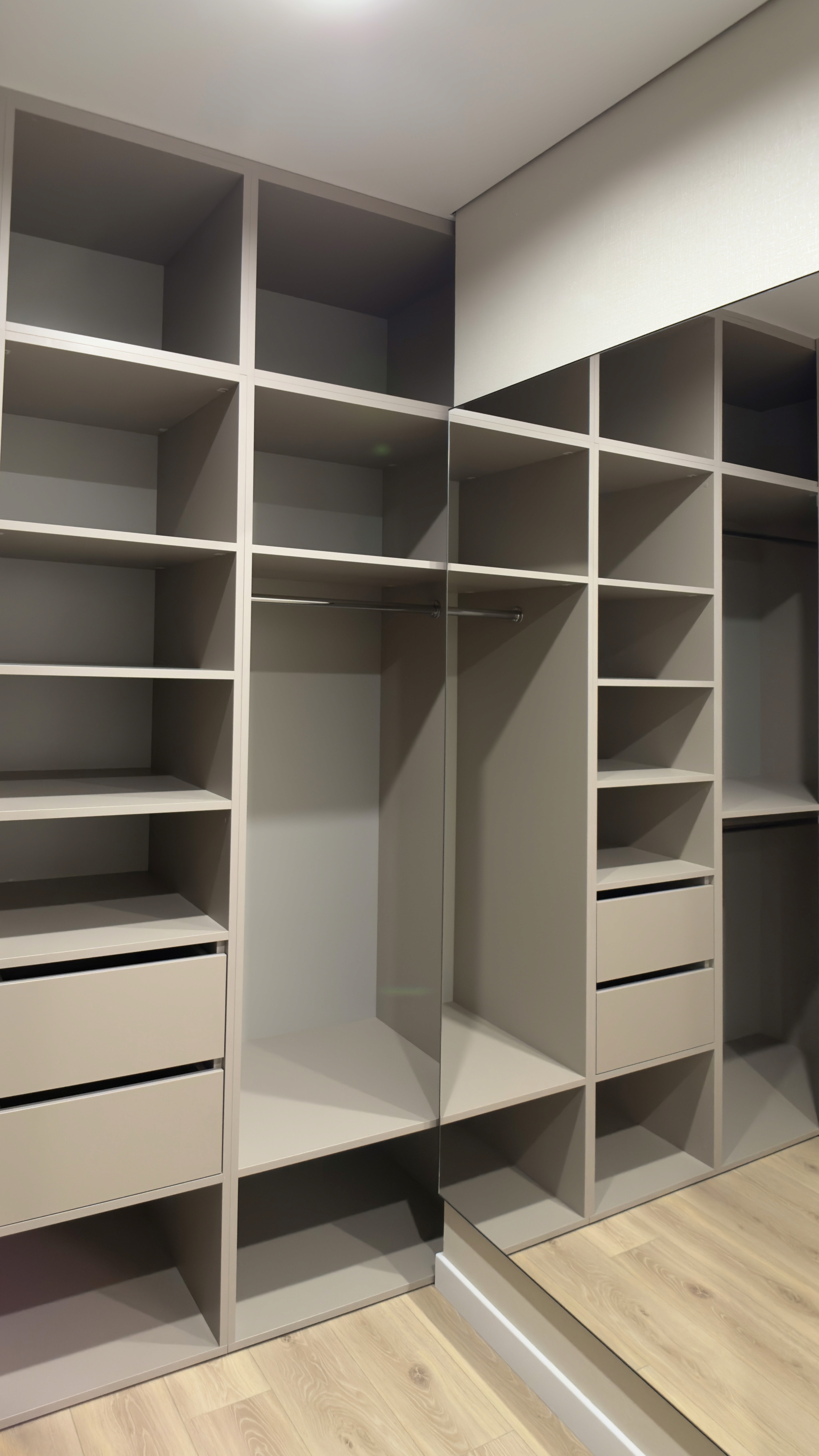 Функціональна гардеробна кімната з відкритими полицями та шухлядами