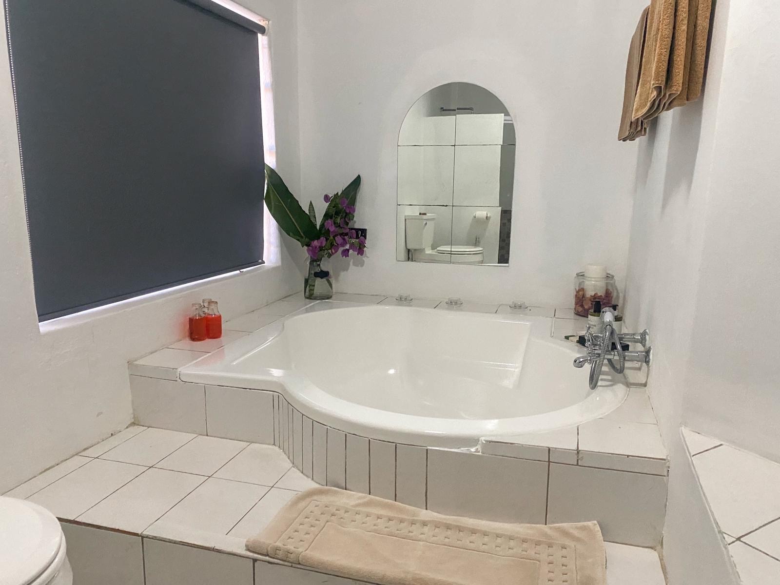 Kilimanjaro Elephant Ride, Arusha, Tanzania. En kvinna sitter och läser utanför ett tält uppsatt i vildmarken.