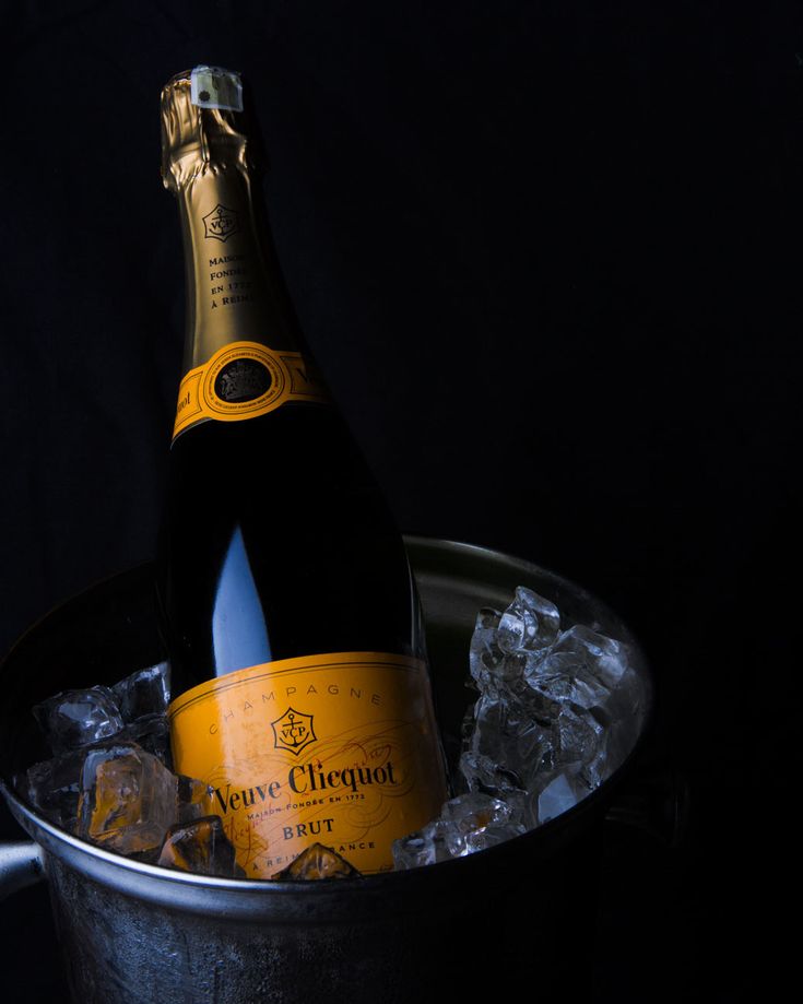 Bouteille de champagne dans un seau de glaçons