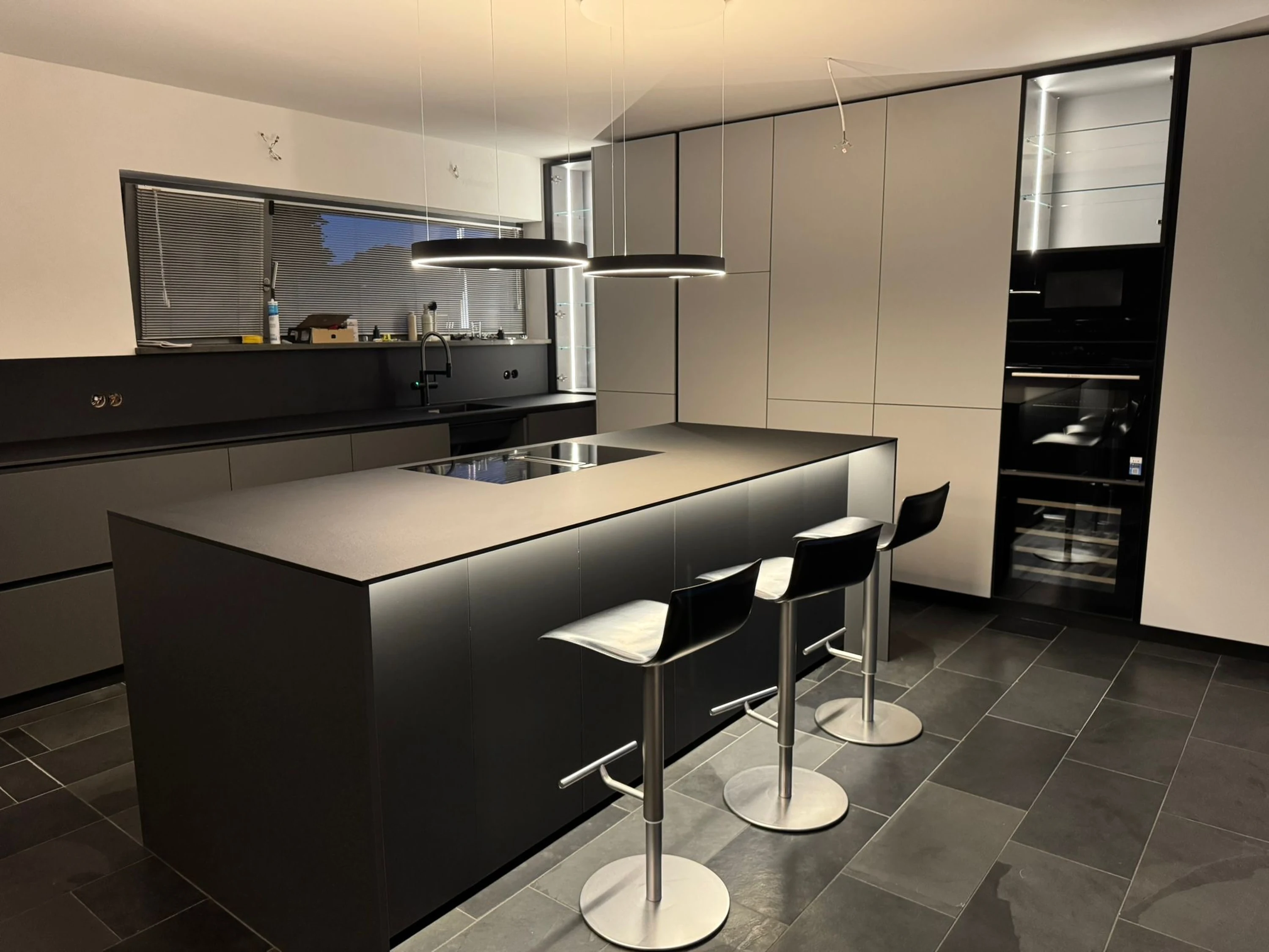 Détail — joint creux entre lambris et minéral.