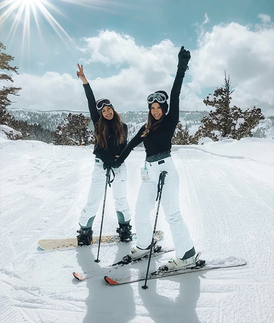 Femmes avec snowboard et skis disponibles à la location sur jam