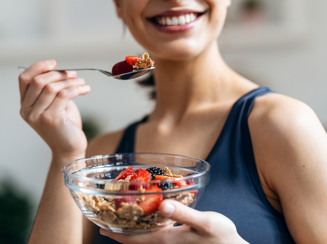 woman eating a healthy meal to go along with her weight loss shaking machine plan