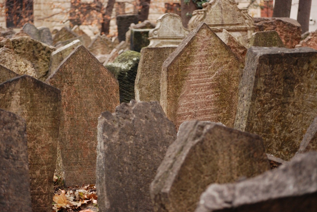 Caveaux funéraires en cours d'installation dans un cimetière