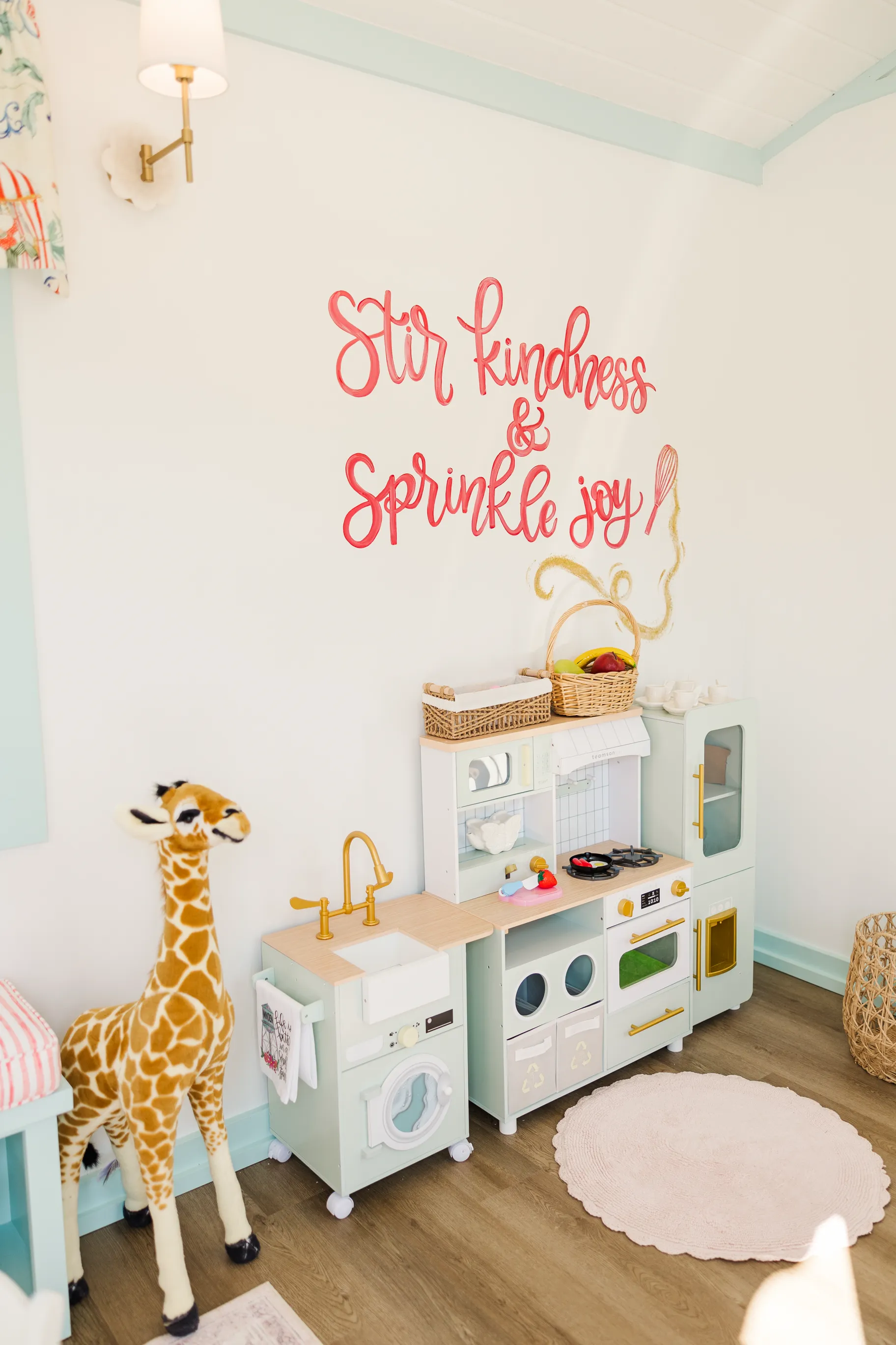 Luxury table setting by Sarah Overall Events with pink embroidered napkins, gold-rimmed plates, floral arrangements, and personalized menus in Shreveport.