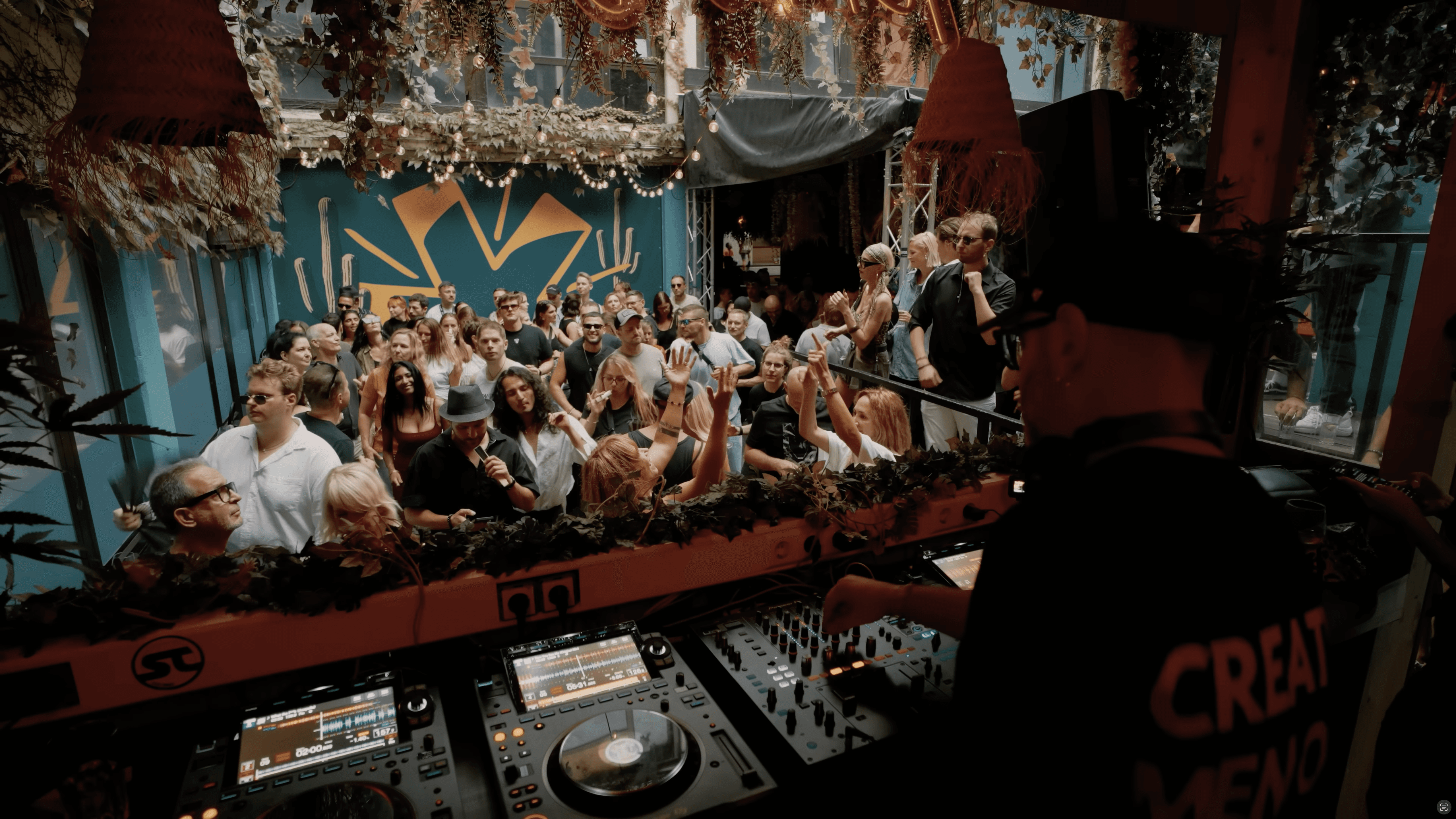 Blick aus dem DJ Booth auf die tanzende Crowd im Kowalski Stuttgart während des "6 Years What You Say" Events