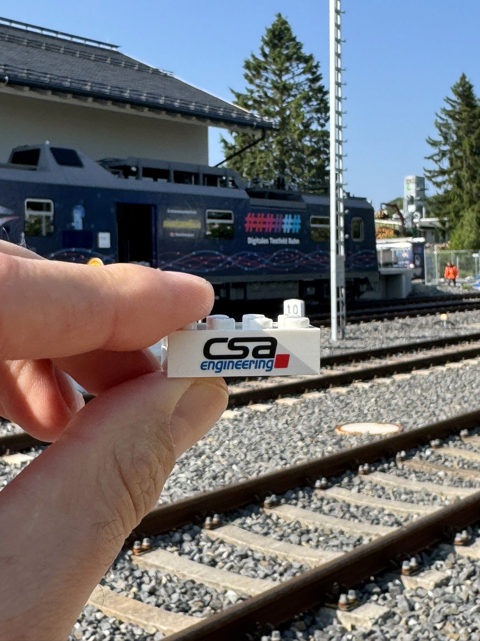 CSA Eningeering Brick an einem Bahnhof