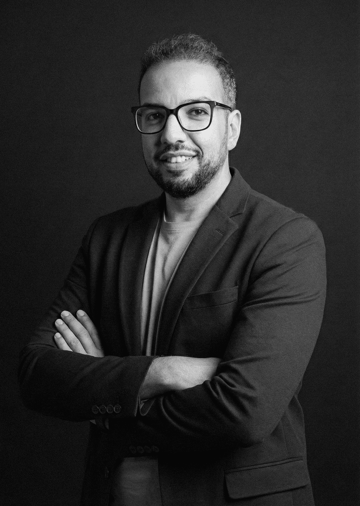 Man in glasses and a blazer, symbolizing digital and interface design expertise at Beroz Studio, Albear.