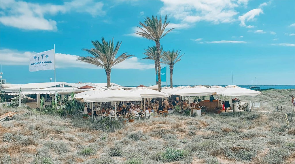 Beach club Juan y Andrea in Formentera close to Luxury Villa Can Nemo