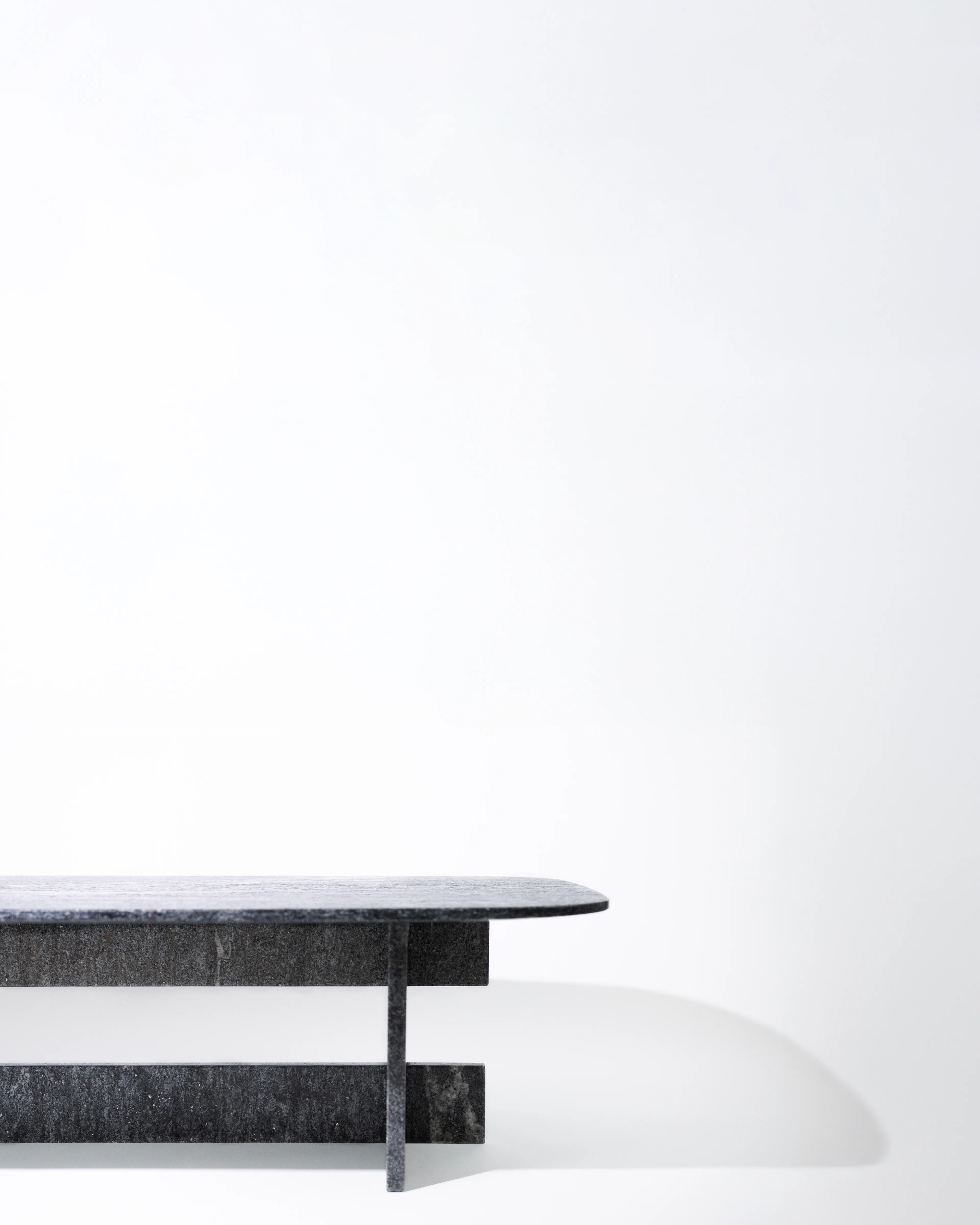 Mesa de piedra gris sobre fondo blanco minimalista