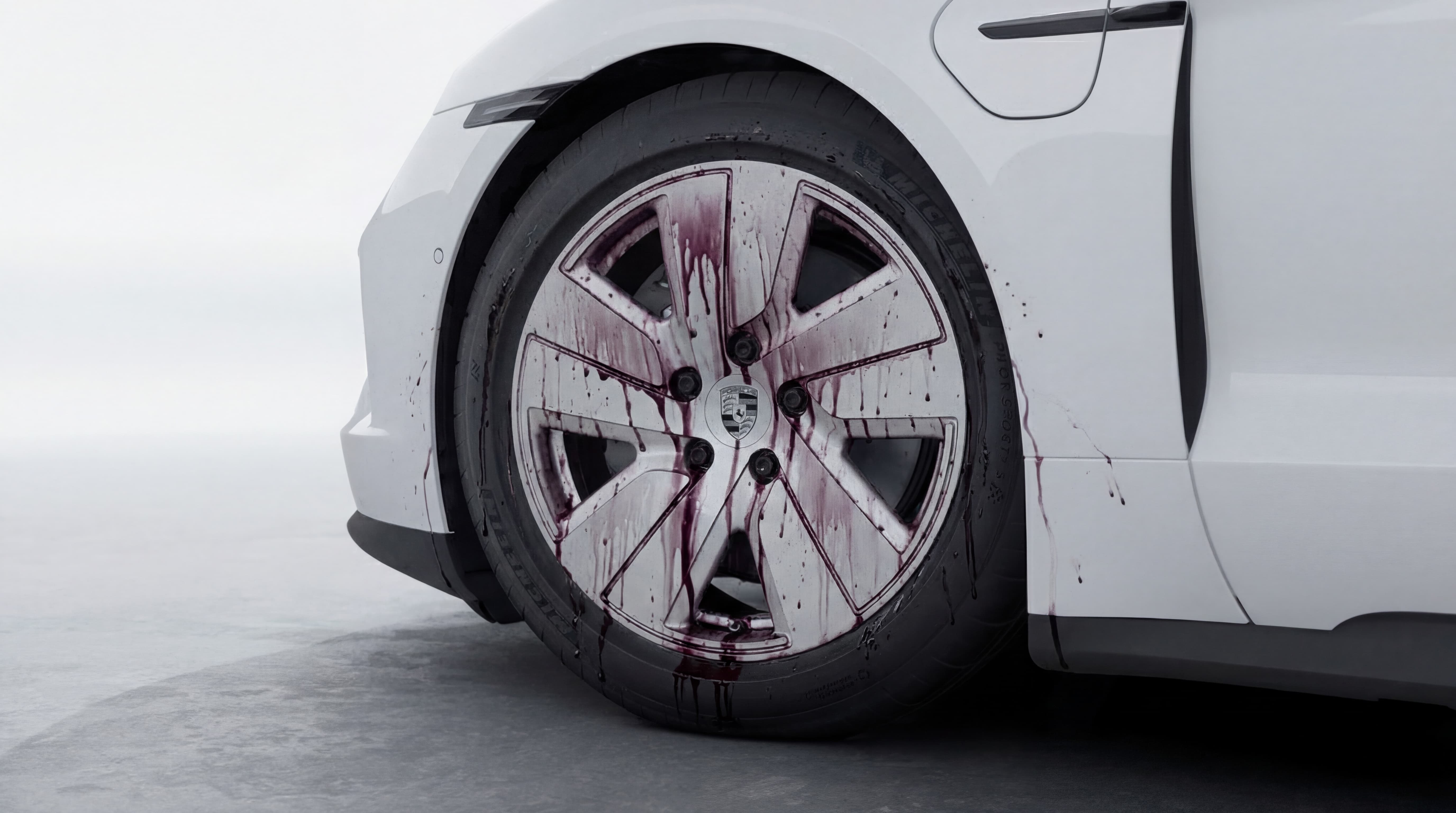 Jante de Porsche Taycan en cours de nettoyage