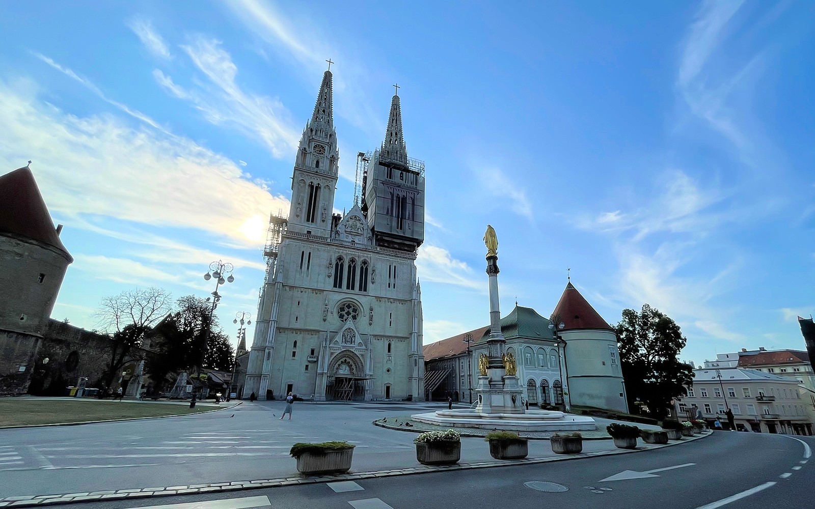 薩格勒布大教堂和聖母瑪利亞柱在小型團體旅行中搭乘纜車。
